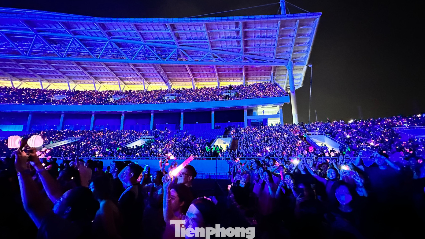 Khán đài sân Mỹ Đình được phủ đầy bằng sắc hồng. Khán giả cuồng nhiệt hát theo từng ca khúc của BlackPink. Khán đài sân Mỹ Đình được phủ đầy bằng sắc hồng. Khán giả cuồng nhiệt hát theo từng ca khúc của BlackPink.