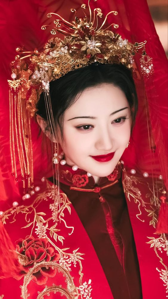 Nghi vấn bị người yêu cũ phát tán hình nóng, Cảnh Điềm giữ im lặng. Scandal lớn nhất mà nữ diễn viên gặp phải xảy ra giữa năm 2022, khi cô bị Cục giám sát thị trường thành phố Quảng Châu, Quảng Đông, Trung Quốc chỉ đích danh quảng cáo sản phẩm kém chất lượng, yêu cầu nộp 7,2 triệu NDT (hơn 1 triệu USD). Ngay sau đó, Cảnh Điềm đã nộp phạt đầy đủ, đồng thời nhận lỗi lầm, cam kết cẩn trọng tránh xảy ra sai phạm tương tự, theo Paper.