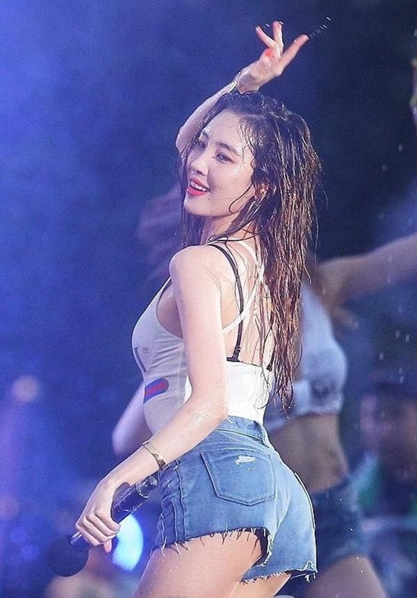 Hình ảnh “huyền thoại” nhất của ca sĩ tại Waterbomb phải kể đến bộ bodysuit kết hợp cùng quần short năm 2018. Tuy nhiên ít ai biết cô gặp rủi ro bởi chiếc áo này được nhãn hàng khuyến cáo không dùng để đi bơi vì khi bị ngấm nước sẽ bị tuột xuống. Rất may hôm đó Sunmi dùng miếng dán ngực màu đen và tránh được tình huống xấu nhất có thể xảy ra. Hình ảnh “huyền thoại” nhất của ca sĩ tại Waterbomb phải kể đến bộ bodysuit kết hợp cùng quần short năm 2018. Tuy nhiên ít ai biết cô gặp rủi ro bởi chiếc áo này được nhãn hàng khuyến cáo không dùng để đi bơi vì khi bị ngấm nước sẽ bị tuột xuống. Rất may hôm đó Sunmi dùng miếng dán ngực màu đen và tránh được tình huống xấu nhất có thể xảy ra.