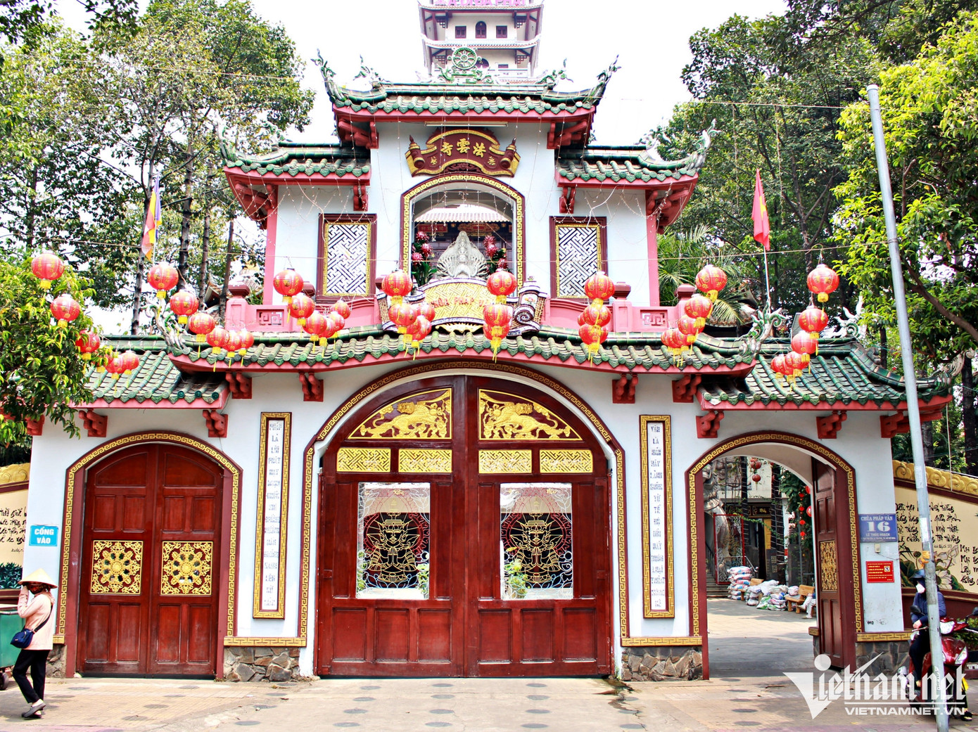 Cổng tam quan chùa Pháp Vân. Cổng tam quan chùa Pháp Vân.