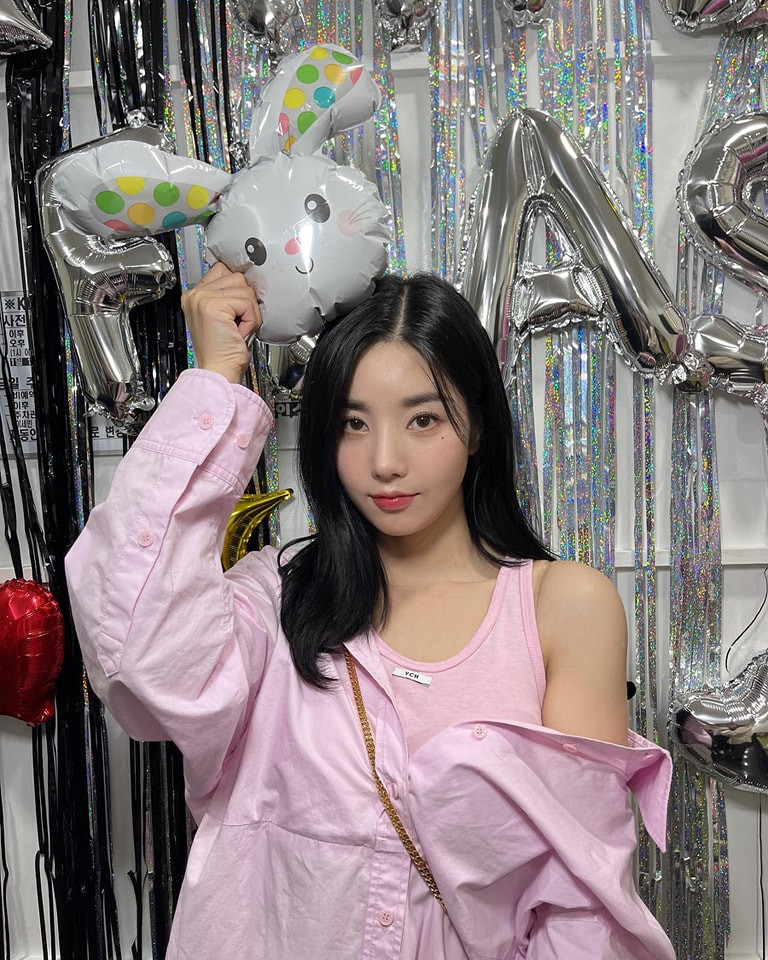 Cô ấy tin rằng sự giàu có đột ngột có thể dẫn đến mâu thuẫn trong gia đình. Nữ ca sĩ tiết lộ thường xuyên liên lạc với cha mẹ, đảm bảo minh bạch về thu nhập và chi phí của bản thân. Cô ấy tin rằng sự giàu có đột ngột có thể dẫn đến mâu thuẫn trong gia đình. Nữ ca sĩ tiết lộ thường xuyên liên lạc với cha mẹ, đảm bảo minh bạch về thu nhập và chi phí của bản thân.