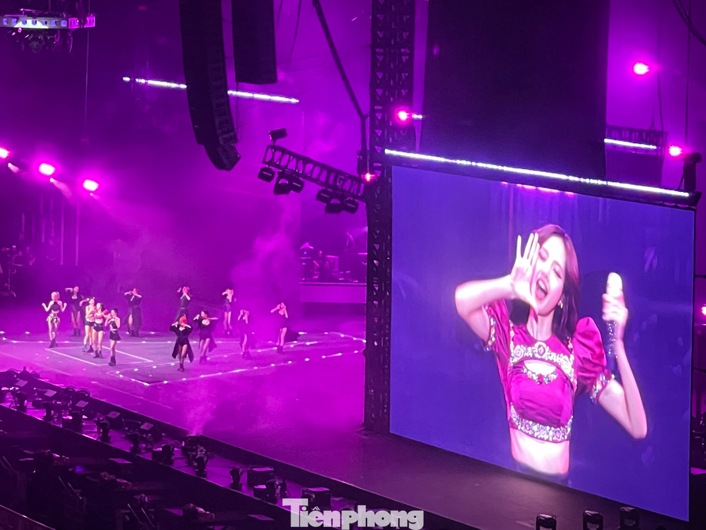 Sân khấu bùng nổ với các tiết mục biểu diễn của nhóm. Danh sách biểu diễn tương tự ngày đầu và có thêm một vài ca khúc mới. Boombayah và As If It's Your Last là hai ca khúc biểu diễn cuối, chào tạm biệt khán giả Việt. Sân khấu bùng nổ với các tiết mục biểu diễn của nhóm. Danh sách biểu diễn tương tự ngày đầu và có thêm một vài ca khúc mới. Boombayah và As If It's Your Last là hai ca khúc biểu diễn cuối, chào tạm biệt khán giả Việt.