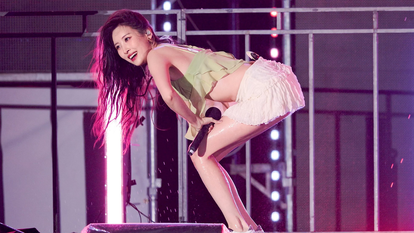 Những người tham dự lễ hội âm nhạc bắt buộc trên 19 tuổi, vì vậy không khó để bắt gặp hình ảnh gợi cảm, nóng bỏng của dàn nghệ sĩ xuất hiện. Năm nay, Waterbomb kéo dài 540 phút, tổ chức tại Khu liên hợp Thể thao Jamsil, Seoul trong 3 ngày, từ 23-25/6. Trước Sunmi, ca sĩ Kwon Eun Bi trở thành đề tài nóng vì diện bộ đồ xuyên thấu, để lộ nội y. Những người tham dự lễ hội âm nhạc bắt buộc trên 19 tuổi, vì vậy không khó để bắt gặp hình ảnh gợi cảm, nóng bỏng của dàn nghệ sĩ xuất hiện. Năm nay, Waterbomb kéo dài 540 phút, tổ chức tại Khu liên hợp Thể thao Jamsil, Seoul trong 3 ngày, từ 23-25/6. Trước Sunmi, ca sĩ Kwon Eun Bi trở thành đề tài nóng vì diện bộ đồ xuyên thấu, để lộ nội y.