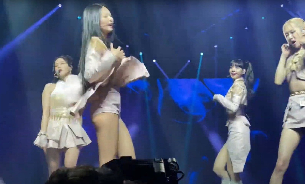 Jennie là thành viên có gu thời trang táo bạo nhất. Cô từng gặp sự cố bị tốc váy. Jennie là thành viên có gu thời trang táo bạo nhất. Cô từng gặp sự cố bị tốc váy.