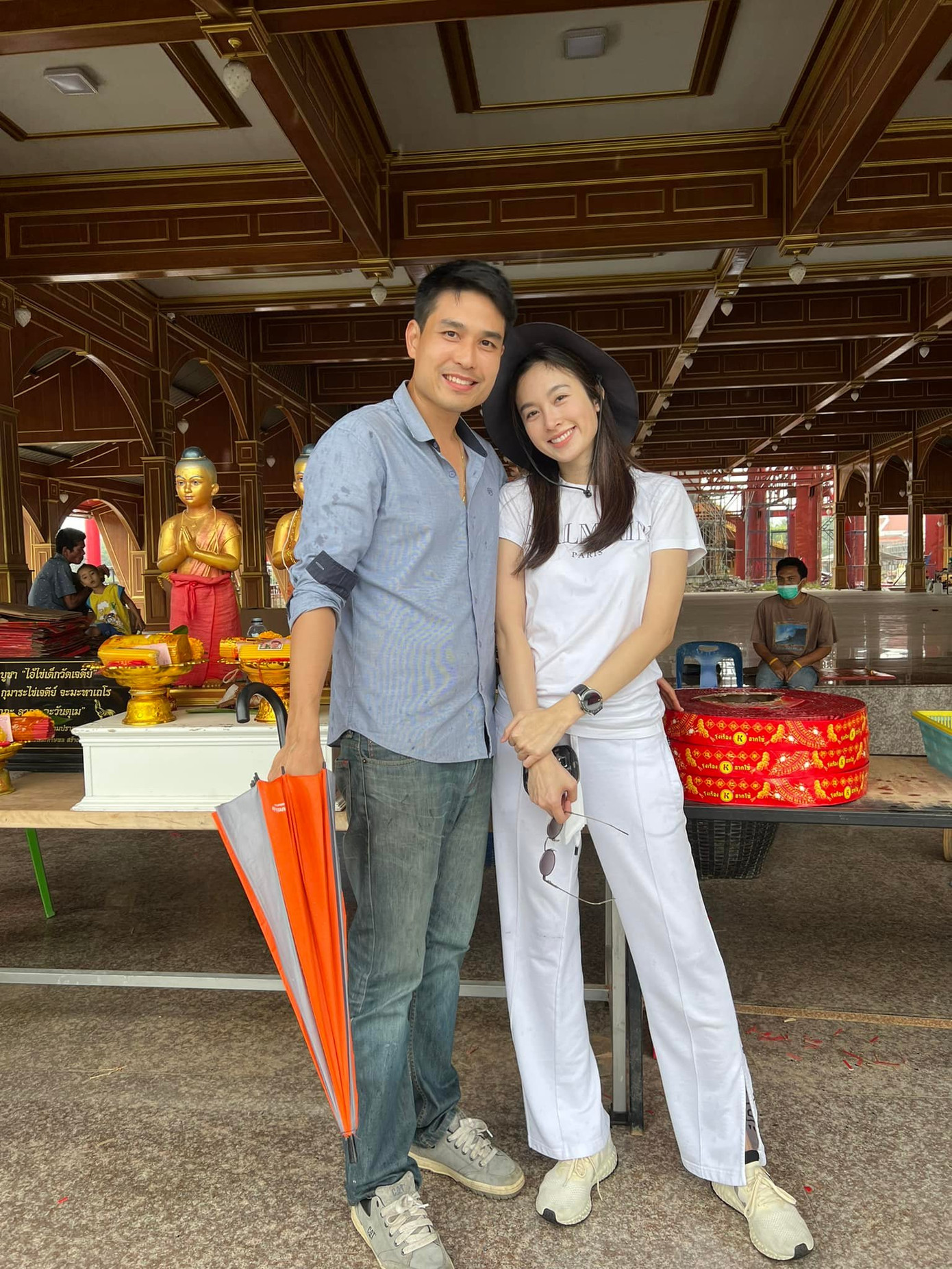 Quan hệ của vợ sắp cưới và gia đình Oak Phakwa Hongyok khăng khít. Nong Poy từng chia sẻ rằng cô hạnh phúc khi có người yêu trưởng thành, tâm lý. Trong thời gian cô đi công tác, Oak thường đến chơi nhà trò chuyện, nấu cơm cùng bà ngoại cô. Quan hệ của vợ sắp cưới và gia đình Oak Phakwa Hongyok khăng khít. Nong Poy từng chia sẻ rằng cô hạnh phúc khi có người yêu trưởng thành, tâm lý. Trong thời gian cô đi công tác, Oak thường đến chơi nhà trò chuyện, nấu cơm cùng bà ngoại cô.