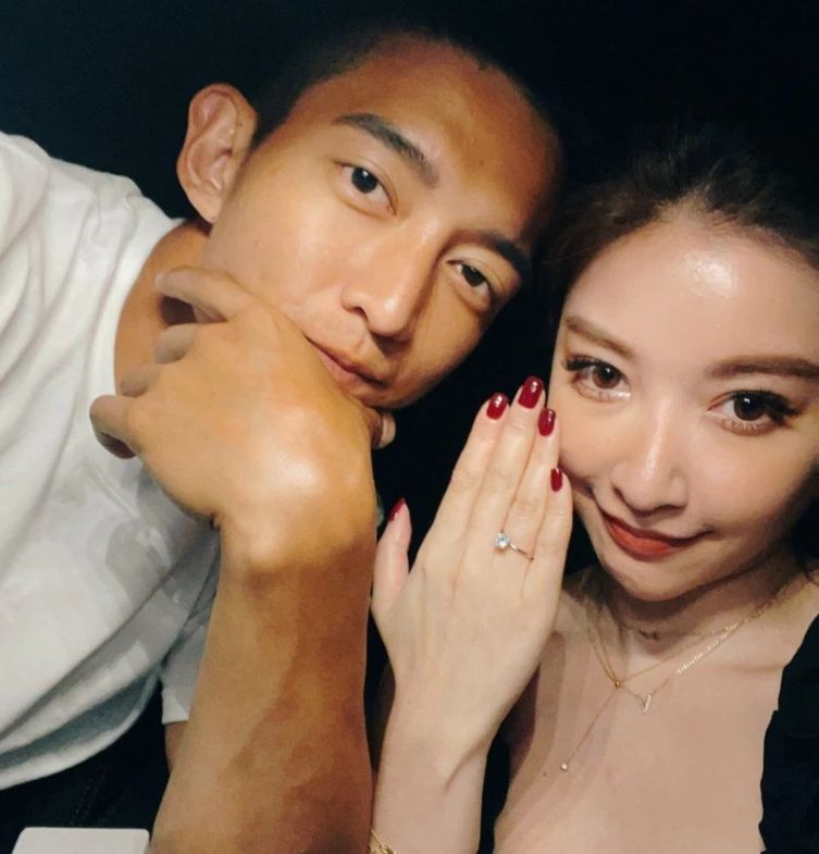 Hứa Duy Ân và bạn trai kém cô 6 tuổi sắp làm đám cưới. Hứa Duy Ân và bạn trai kém cô 6 tuổi sắp làm đám cưới.