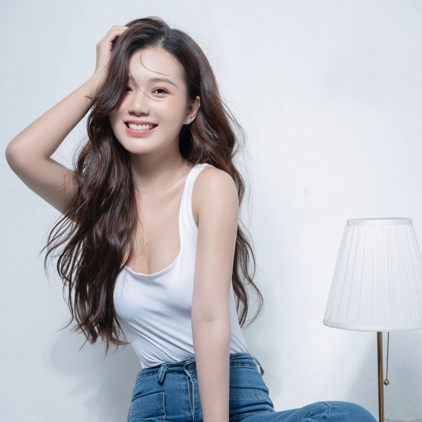 Bên cạnh lời khen ngợi, không ít khán giả nhận định cô ăn mặc hở hang, không đúng với hình tượng diễn viên VFC. Diễn viên sinh năm 1995 nhiều lần thể hiện quan điểm về phong cách thời trang của bản thân.