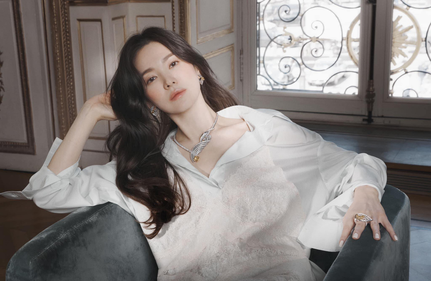 Ở tuổi 41, Song Hye Kyo vẫn liên tục nắm giữ được hào quang. Nữ diễn viên vừa có một năm thành công nhờ vai diễn “lột xác” Moon Dong Eun trong The Glory (Vinh quang trong thù hận). Vai diễn ấn tượng mang về cho cô giải Nữ diễn viên chính xuất sắc nhất ở hạng mục truyền hình tại lễ trao giải Baeksang 2023.