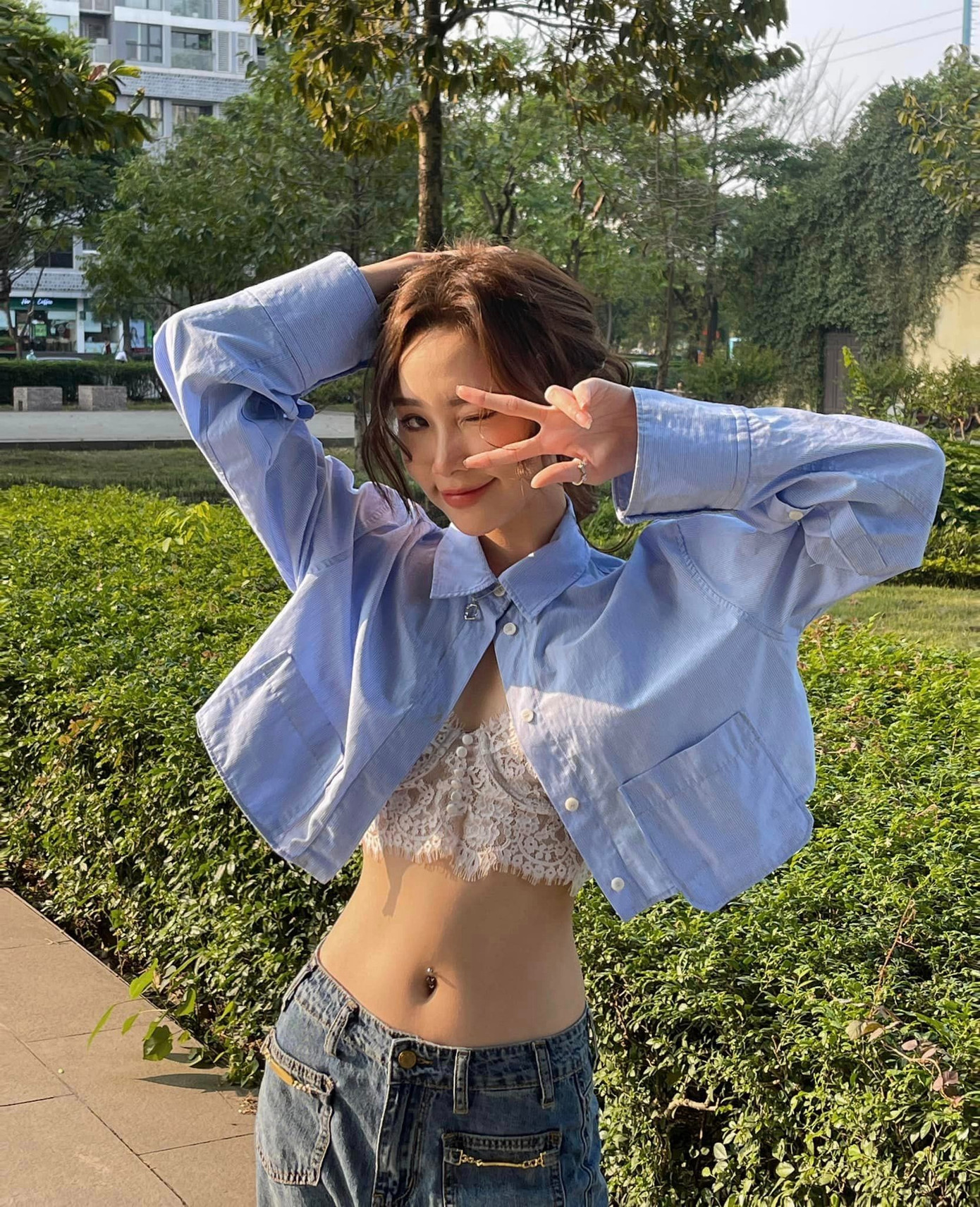 Trong một bài phỏng vấn, Mai Huê chia sẻ gia đình cô không ai theo nghiệp diễn. Để có thể thực hiện ước mơ, Mai Huê phải tự tìm tòi, trau dồi bản thân để thành công thi đậu vào ngôi trường mơ ước. So với dàn diễn viên đồng lứa, Mai Huê được nhiều khán giả kỳ vọng chinh phục nhiều vai diễn đa dạng nữa trong tương lai gần, nhất là trong thời điểm phim VFC cần đổi mới những gương mặt diễn viên trẻ.