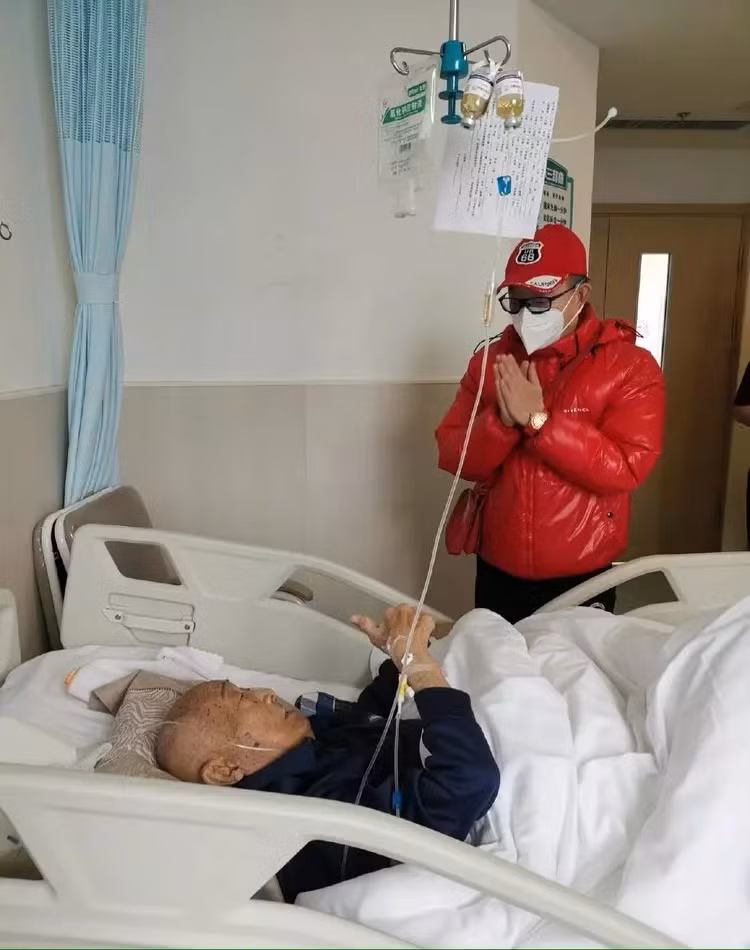 Lục Tiểu Linh Đồng đến thăm Nhâm Phượng Pha khi ông lâm bệnh nặng. Ảnh: 163.
