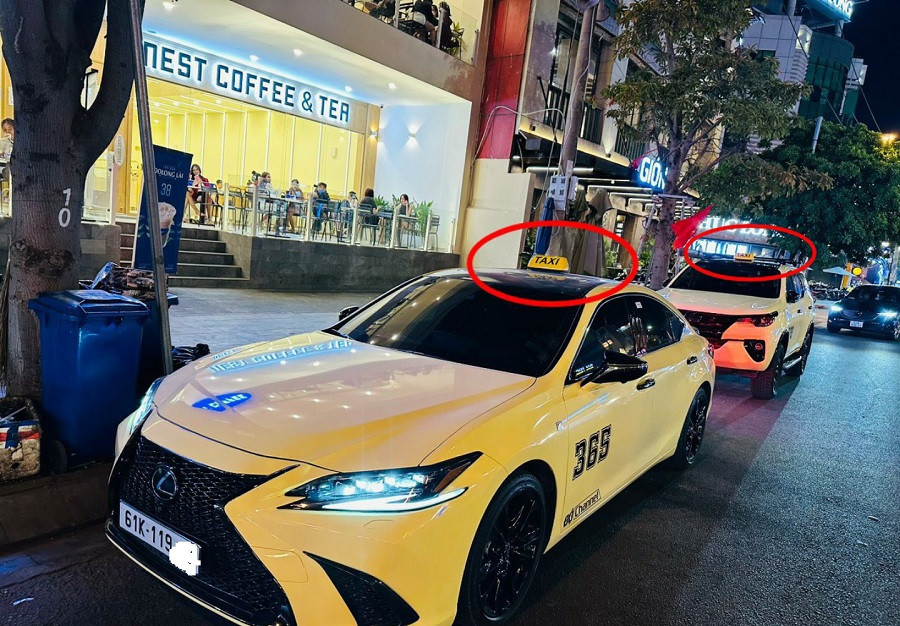 Nhiều xe hạng sang gắn mào taxi dừng một quán cà phê trên đường Nguyễn Du, TP Thủ Dầu Một- Ảnh: T.T