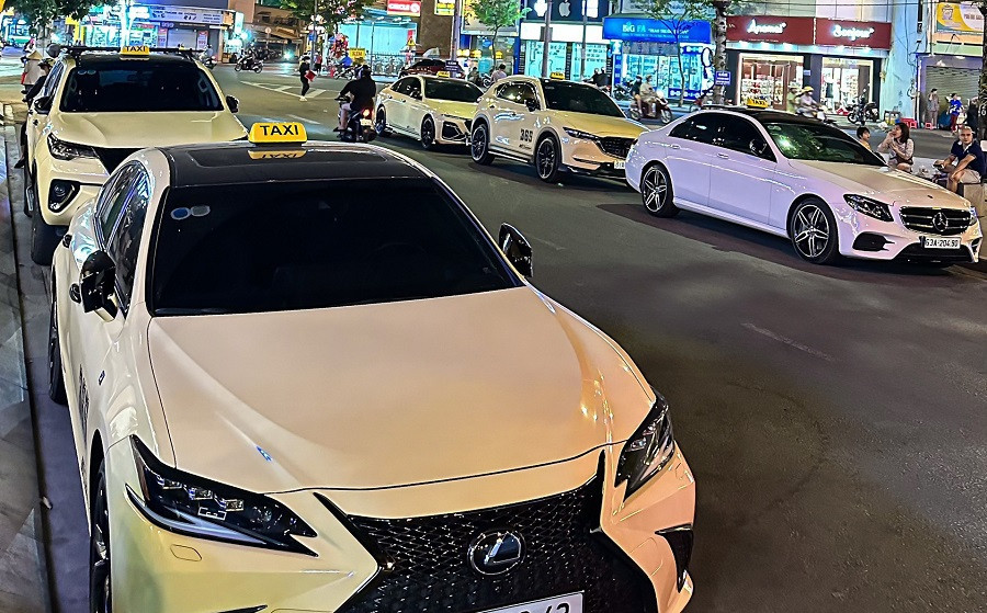 Một đoàn xe sang đều gắn biển taxi sai quy định - Ảnh: T.T