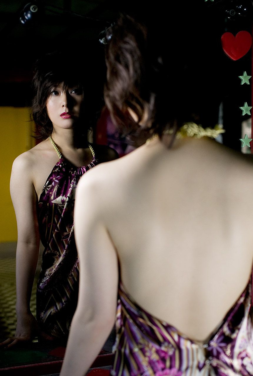 Theo cô, lý do lớn nhất dẫn đến ba cuộc hôn nhân đều đổ vỡ là cô luôn cảm thấy căng thẳng khi sống cùng người khác, điều này khiến cô thiếu tự tin, áp lực và luôn trong tình trạng căng mình thích nghi. Những người đàn ông bước qua đời cô bị hấp dẫn bởi cái mác diễn viên nhưng chưa ai thấu hiểu được con người thật của cô. Ngoài ra, diễn viên không có tuổi thơ trọn vẹn. Mẹ Nagiko Tono cũng từng kết hôn 3 lần. Tuổi thơ cô ít nhận được tình yêu thương, chăm sóc từ mẹ ruột.