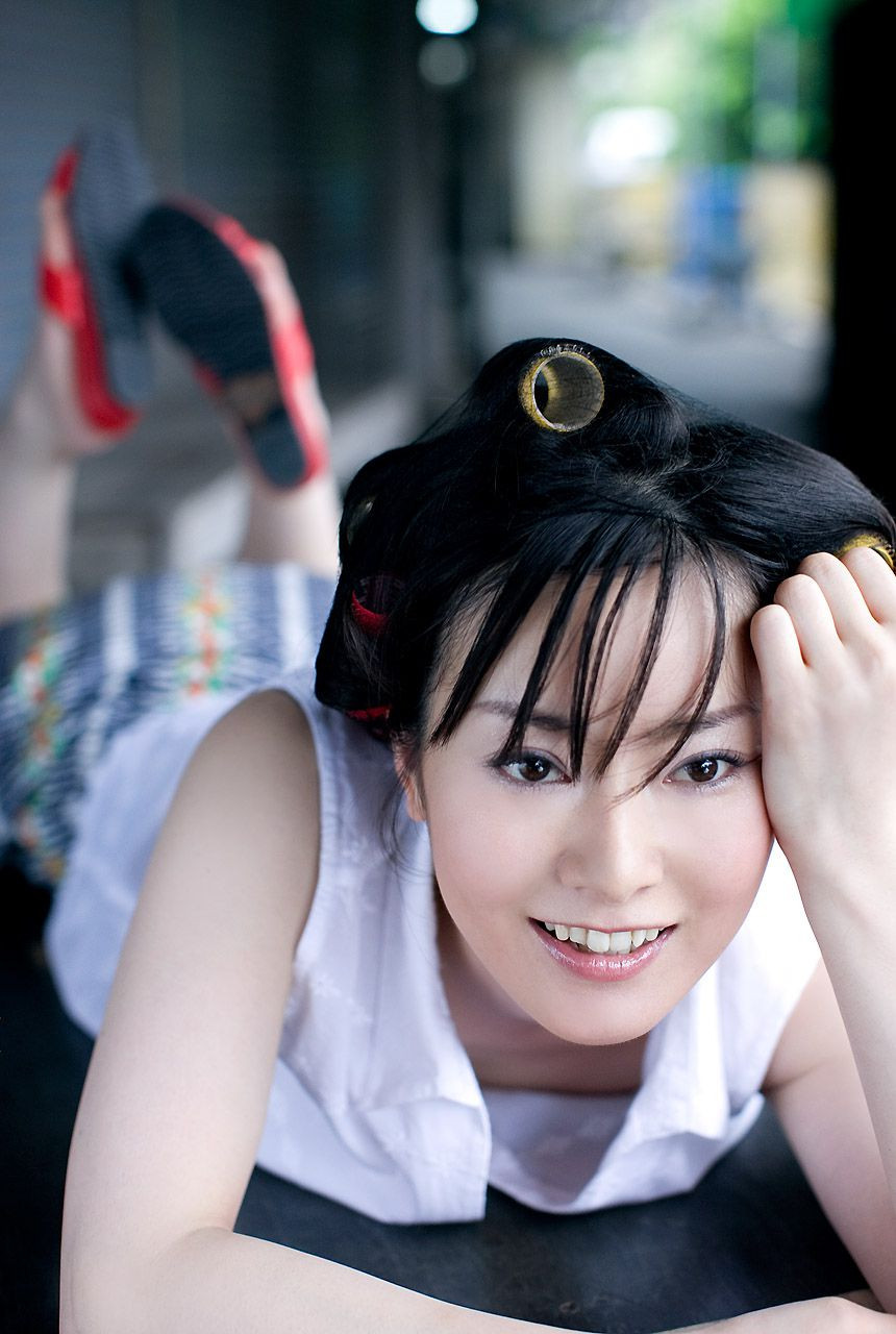 “Cô ấy đã phải chiến đấu với nhiều căn bệnh khác nhau trong quá khứ, tôi nghĩ cô ấy đã hiểu nhầm hạnh phúc của mình là hôn nhân. Cô có thể tự do yêu và kết hôn, nhưng điều đó sẽ chỉ khiến cô thêm tổn thương. Hôn nhân không phải lúc nào cũng hạnh phúc nên tôi nghĩ mình nên trở thành người phụ nữ mạnh mẽ trong mọi việc hơn là nóng vội”, một khán giả để lại bình luận trên Yahoo.