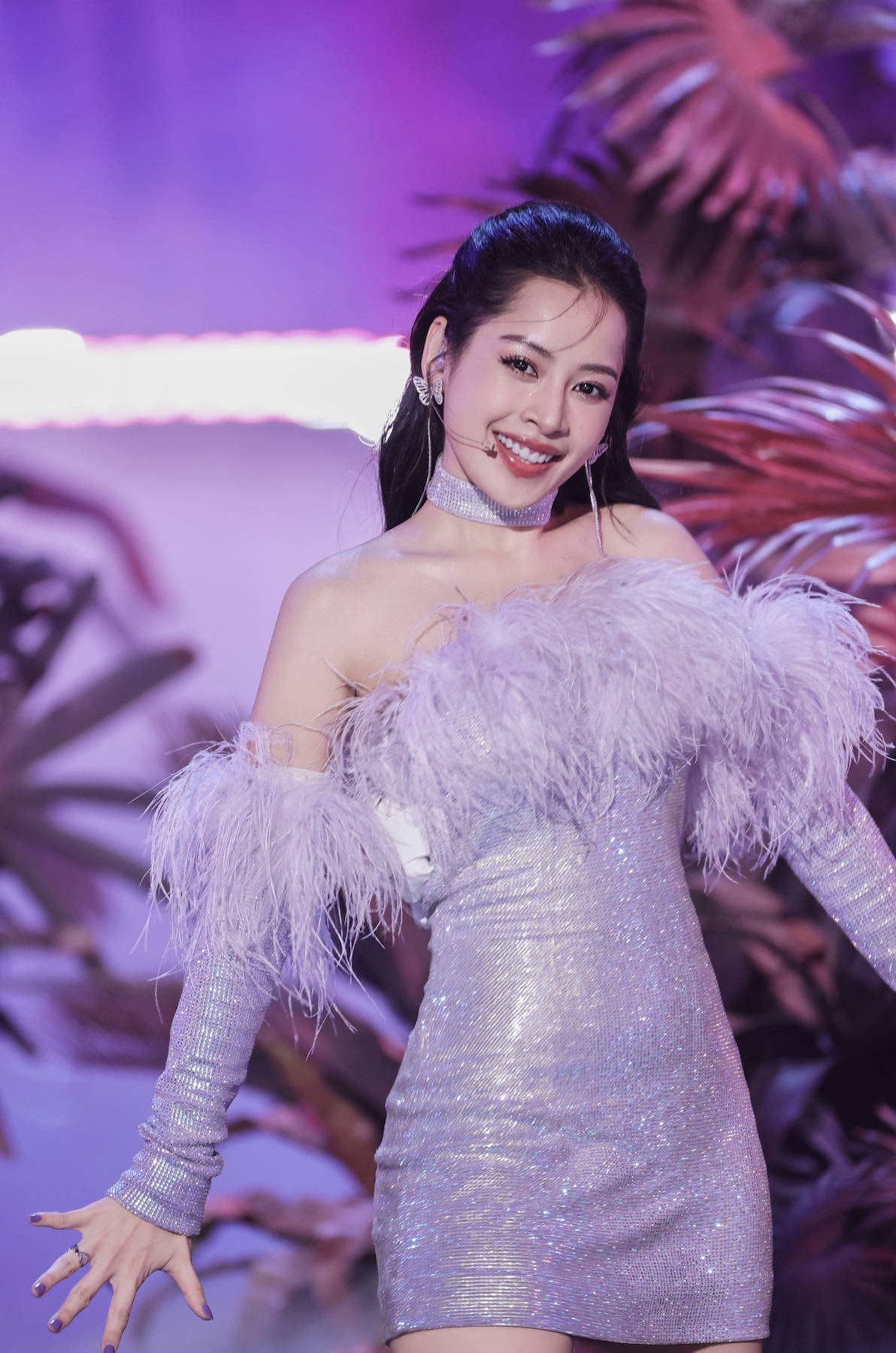 Đứng chung đội với 3 nghệ sĩ xứ Trung, Chi Pu được nhận xét không hề lép vế, chẳng những vậy có kỹ năng nhảy tốt nhất. Hot girl Việt Nam tự tin trong phần trình diễn, tuy vậy giọng hát vẫn còn là yếu điểm. Một số khán giả nhận thấy Chi Pu hụt hơi, thiếu nội lực, nhất là ở đoạn highnote. Đoạn hát tiếng Trung, người xem nói Chi Pu phát âm khá rõ. Đứng chung đội với 3 nghệ sĩ xứ Trung, Chi Pu được nhận xét không hề lép vế, chẳng những vậy có kỹ năng nhảy tốt nhất. Hot girl Việt Nam tự tin trong phần trình diễn, tuy vậy giọng hát vẫn còn là yếu điểm. Một số khán giả nhận thấy Chi Pu hụt hơi, thiếu nội lực, nhất là ở đoạn highnote. Đoạn hát tiếng Trung, người xem nói Chi Pu phát âm khá rõ.