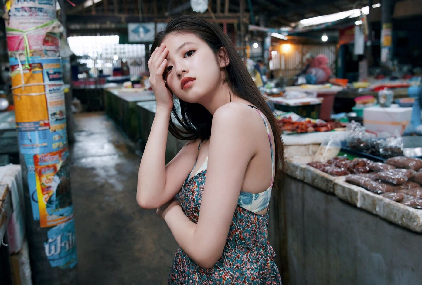 Cô cho rằng việc giữ liên lạc thường xuyên, gọi điện cho gia đình dù không có chuyện để nói cũng là điều đáng lưu tâm, chỉ đơn giản vậy thôi nhưng cũng đủ mãn nguyện. Ngôi sao 26 tuổi nói cô không để móng tay hay sơn vì cảm thấy phiền hà.