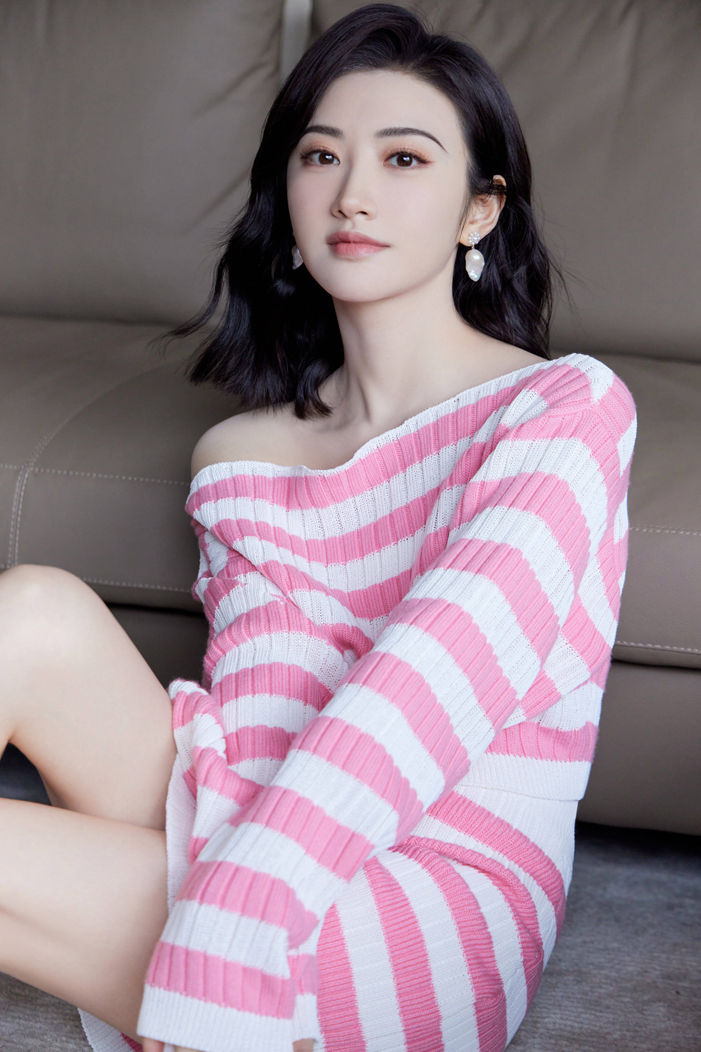 Biệt hiệu “thuốc độc phòng vé” cũng được gán cho Cảnh Điềm vì cô đóng phim nào, “xịt” phim đó. Năm 2011, mỹ nhân đóng chính phim Chiến quốc. Số tiền vốn phim bỏ ra là 1,5 tỷ NDT (218 triệu USD) nhưng chỉ thu về gần 84 triệu NDT (12,1 triệu USD). Bộ phim Thần Bài Macau ra mắt vào Tết Nguyên Đán năm 2014, Cảnh Điềm hợp tác cùng Châu Nhuận Phát, Tạ Đình Phong, nhưng chỉ thu về 540 triệu NDT (78 triệu USD) – con số đáng thất vọng khi chiếu đúng dịp lễ Tết. Biệt hiệu “thuốc độc phòng vé” cũng được gán cho Cảnh Điềm vì cô đóng phim nào, “xịt” phim đó. Năm 2011, mỹ nhân đóng chính phim Chiến quốc. Số tiền vốn phim bỏ ra là 1,5 tỷ NDT (218 triệu USD) nhưng chỉ thu về gần 84 triệu NDT (12,1 triệu USD). Bộ phim Thần Bài Macau ra mắt vào Tết Nguyên Đán năm 2014, Cảnh Điềm hợp tác cùng Châu Nhuận Phát, Tạ Đình Phong, nhưng chỉ thu về 540 triệu NDT (78 triệu USD) – con số đáng thất vọng khi chiếu đúng dịp lễ Tết.