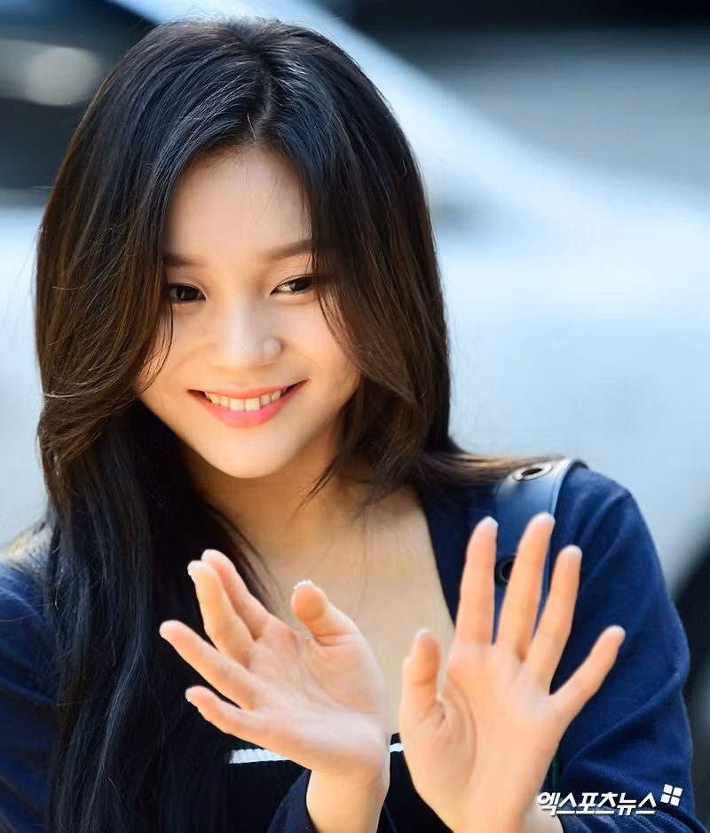 Nhiều năm trôi qua, sự nghiệp của G-Friend thăng tiến, Umji bắt đầu phát triển phong cách cá nhân với vẻ ngoài trưởng thành hơn cùng những kiểu tóc và màu sắc khác biệt, sang trọng. Trong thời gian một năm, cô kiêng tinh bột, thực đơn hàng ngày chủ yếu là các loại salad, khoai lang... Việc chăm chỉ đến phòng tập cũng giúp cho Umji có bước “lột xác” ngoạn mục. Cô giảm được 8-9 kg nhờ những thói quen lành mạnh. Nhiều năm trôi qua, sự nghiệp của G-Friend thăng tiến, Umji bắt đầu phát triển phong cách cá nhân với vẻ ngoài trưởng thành hơn cùng những kiểu tóc và màu sắc khác biệt, sang trọng. Trong thời gian một năm, cô kiêng tinh bột, thực đơn hàng ngày chủ yếu là các loại salad, khoai lang... Việc chăm chỉ đến phòng tập cũng giúp cho Umji có bước “lột xác” ngoạn mục. Cô giảm được 8-9 kg nhờ những thói quen lành mạnh.