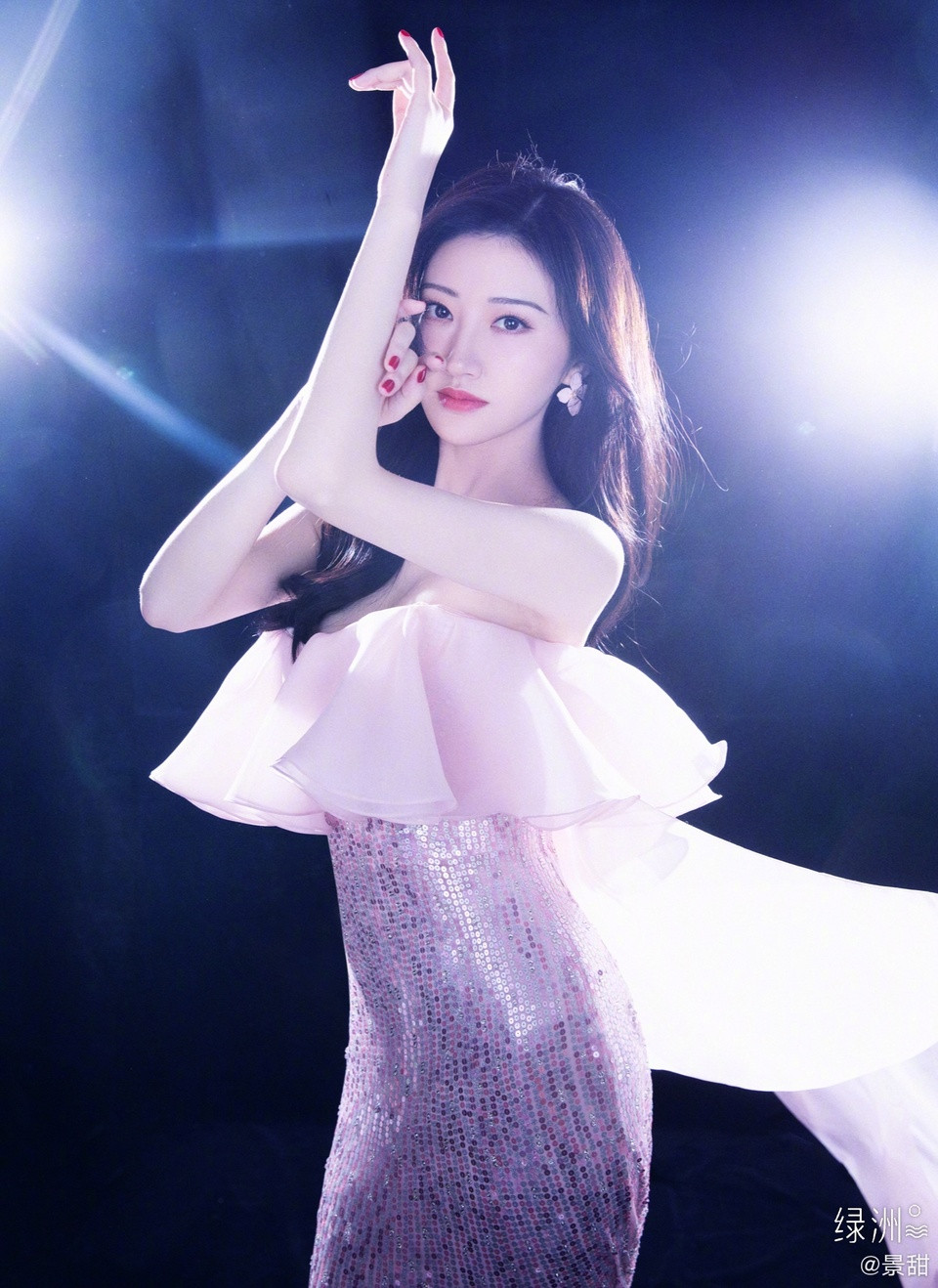 Bên cạnh đó, Cảnh Điềm còn có tài năng ca hát, cô ra mắt album đầu tay Who are you năm 2006. Một năm sau, cô được mời làm người phát ngôn cho hoa anh đào Tây Bắc và thi đỗ vào Học viện Điện ảnh Bắc Kinh. Con đường showbiz của Cảnh Điềm mở ra từ đây. Bên cạnh đó, Cảnh Điềm còn có tài năng ca hát, cô ra mắt album đầu tay Who are you năm 2006. Một năm sau, cô được mời làm người phát ngôn cho hoa anh đào Tây Bắc và thi đỗ vào Học viện Điện ảnh Bắc Kinh. Con đường showbiz của Cảnh Điềm mở ra từ đây.