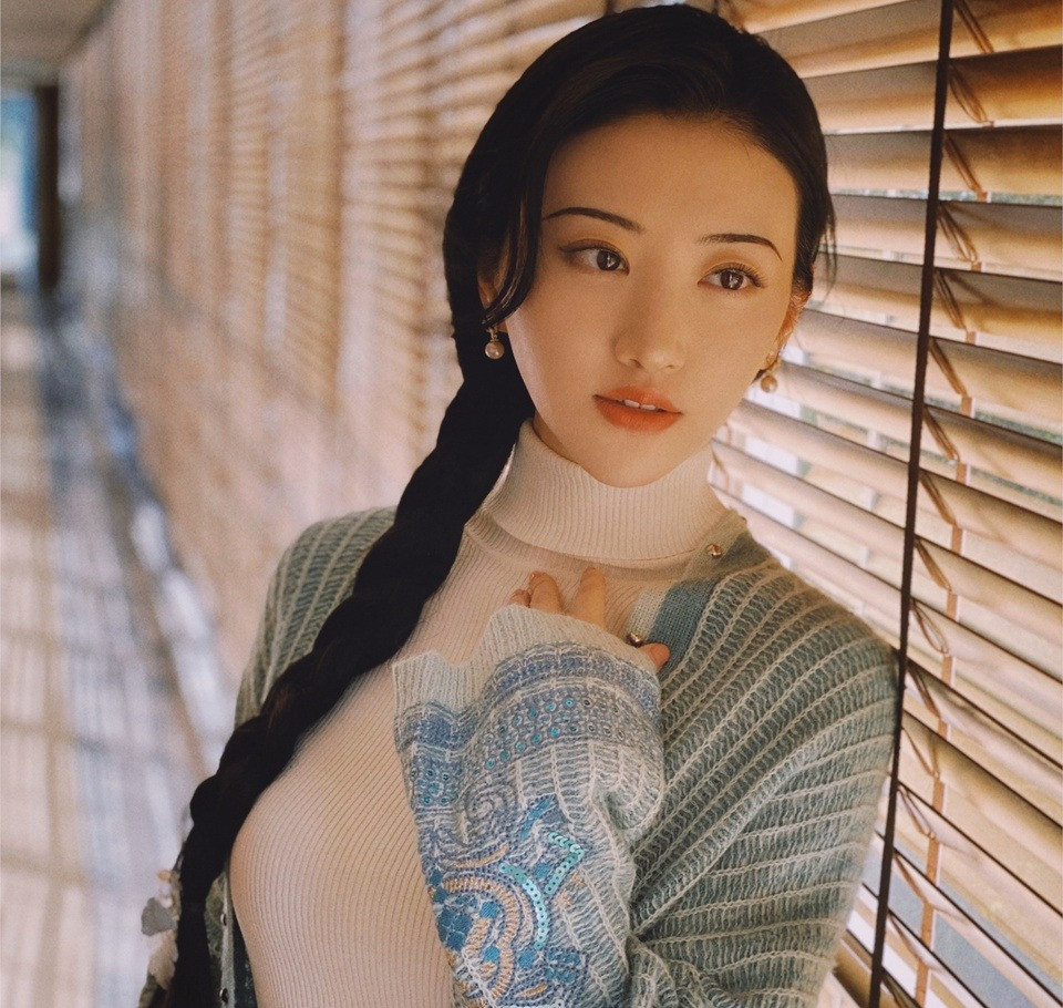 Thời điểm đầu, Cảnh Điềm được biết đến là “gà cưng” công ty Vạn Đạt, thuộc sở hữu của tỷ phú Vương Kiện Lâm – từng giàu nhất châu Á, ông trùm địa ốc Trung Quốc. Khí chất sang trọng, tao nhã, được khán giả gọi là “đệ nhất mỹ nữ Bắc Kinh”. Mới vào nghề, cô có cơ hội hợp tác cùng nhiều ngôi sao trong nước và Hollywood như Chân Tử Đan, Thành Long, Kim Hee Sun, Châu Nhuận Phát, Tạ Đình Phong, Tom Hiddleston, Orlando Bloom… Thời điểm đầu, Cảnh Điềm được biết đến là “gà cưng” công ty Vạn Đạt, thuộc sở hữu của tỷ phú Vương Kiện Lâm – từng giàu nhất châu Á, ông trùm địa ốc Trung Quốc. Khí chất sang trọng, tao nhã, được khán giả gọi là “đệ nhất mỹ nữ Bắc Kinh”. Mới vào nghề, cô có cơ hội hợp tác cùng nhiều ngôi sao trong nước và Hollywood như Chân Tử Đan, Thành Long, Kim Hee Sun, Châu Nhuận Phát, Tạ Đình Phong, Tom Hiddleston, Orlando Bloom…