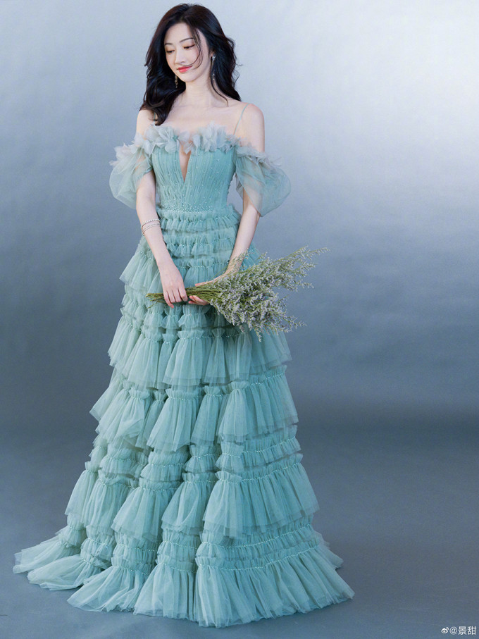 Cảnh Điềm chưa lên tiếng trước ồn ào bị Trương Kế Khoa phát tán video nhạy cảm. Nhiều khán giả lên tiếng bảo vệ Cảnh Điềm, cho rằng sự thật có như thế nào, đệ nhất mỹ nữ Bắc Kinh vẫn là người chịu nhiều thương tổn nhất. Cảnh Điềm chưa lên tiếng trước ồn ào bị Trương Kế Khoa phát tán video nhạy cảm. Nhiều khán giả lên tiếng bảo vệ Cảnh Điềm, cho rằng sự thật có như thế nào, đệ nhất mỹ nữ Bắc Kinh vẫn là người chịu nhiều thương tổn nhất.