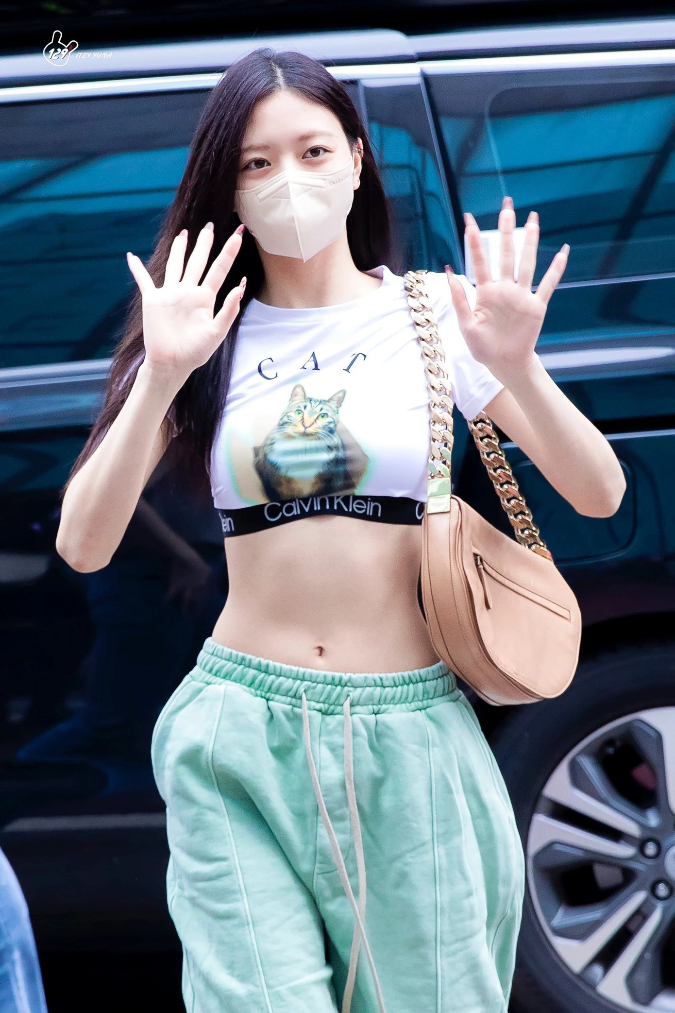 “Tỷ lệ này tưởng chỉ có trong game, nay đã thấy ngoài đời thực. Sân khấu U Go Girl này sẽ còn được nhắc đến dài dài”, “Yuna có một sân khấu nhưng tận 8 fancam do nhà đài đăng, thân hình hiếm có, không phải chỉ do luyện tập mà có được”… cư dân mạng bình luận.