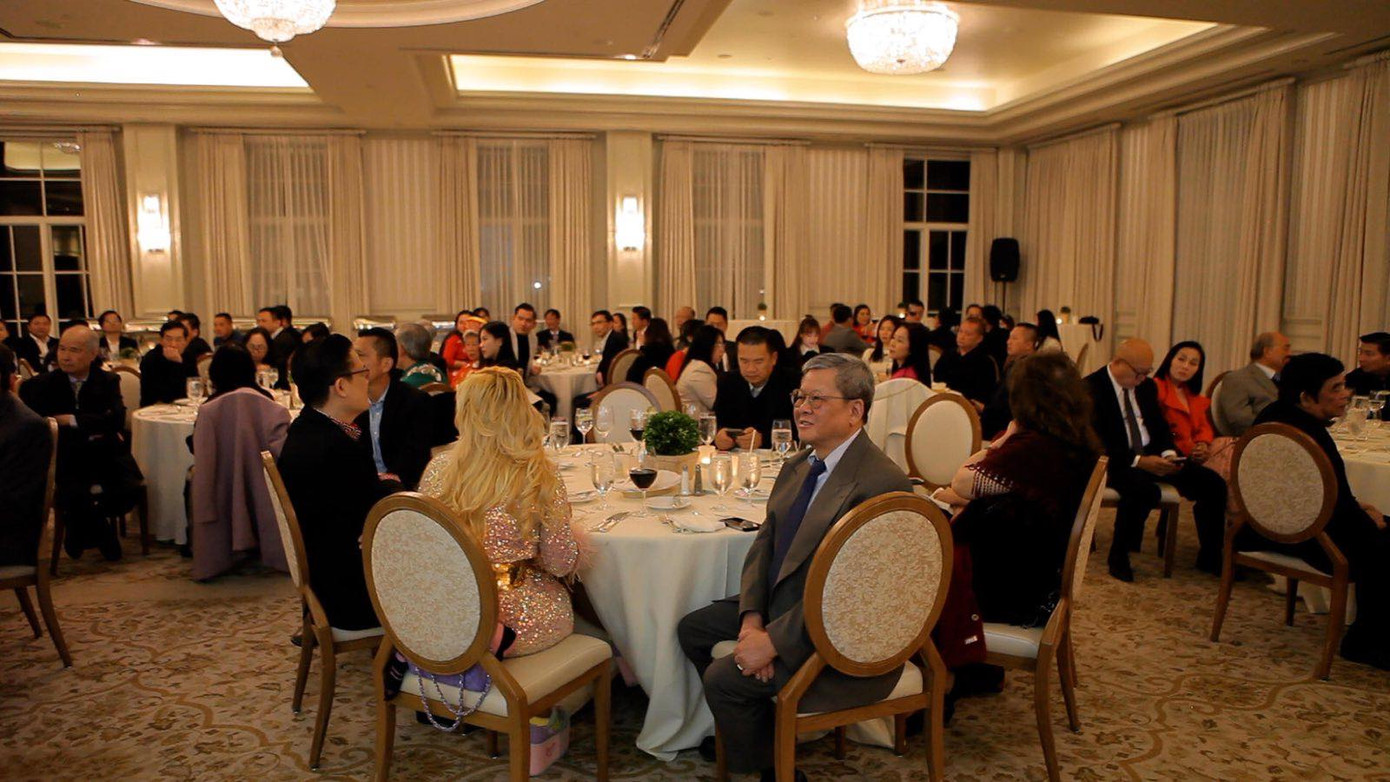 Tham dự buổi lễ có trên 200 khách mời là các đại diện tiêu biểu, có vai trò và uy tín trong cộng đồng người Việt Nam và sở tại đến từ các thành phố ở quận Cam, Los Angeles, San Diego và các khu vực lân cận.