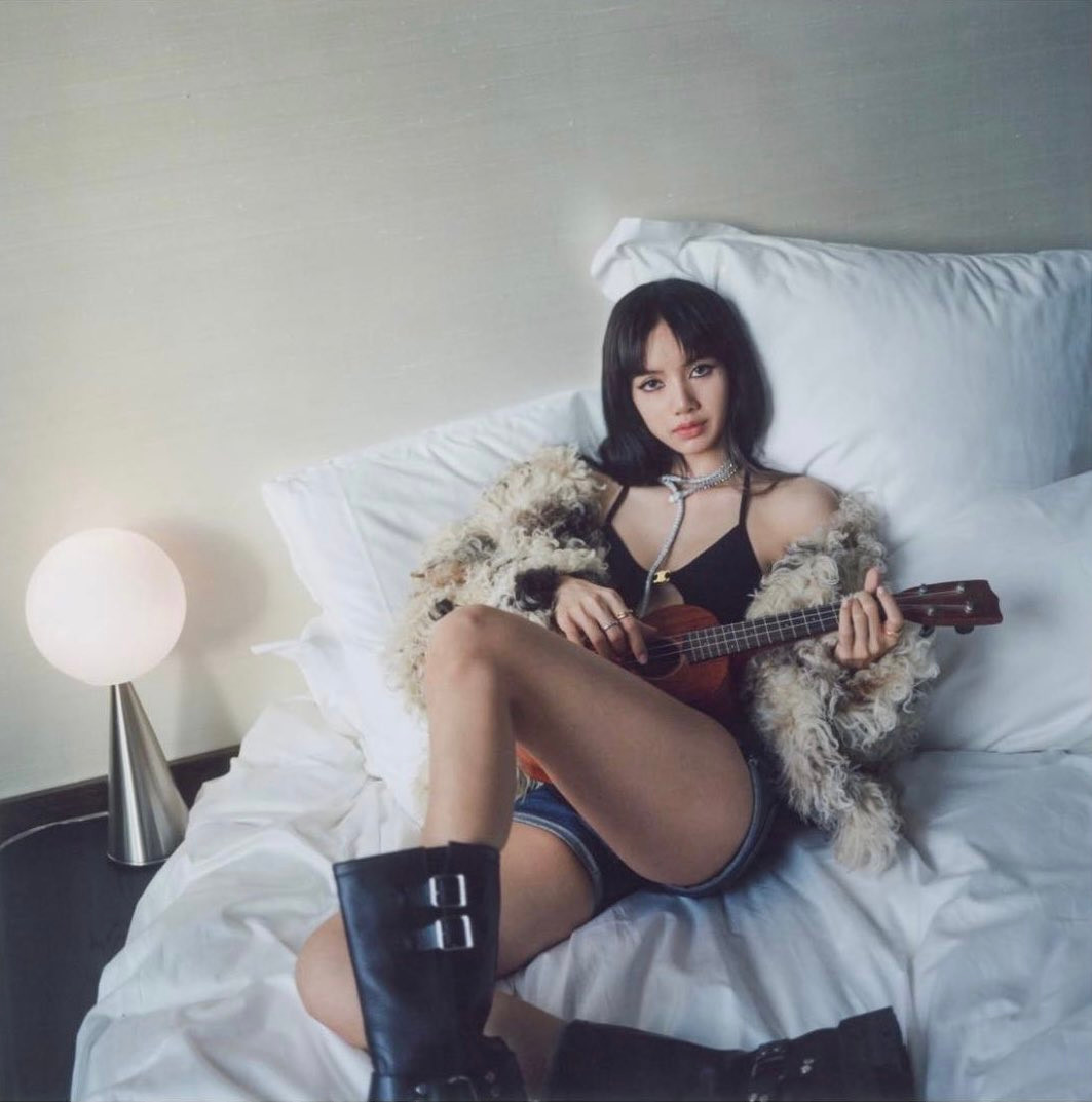 Bận rộn với lịch trình World Tour của BlackPink, Lisa vẫn năng suất cho các hoạt động cá nhân. Cô là ngôi sao trang bìa tạp chí Madame Figaro, được hãng trang sức cao cấp đẩy bìa. Bận rộn với lịch trình World Tour của BlackPink, Lisa vẫn năng suất cho các hoạt động cá nhân. Cô là ngôi sao trang bìa tạp chí Madame Figaro, được hãng trang sức cao cấp đẩy bìa.