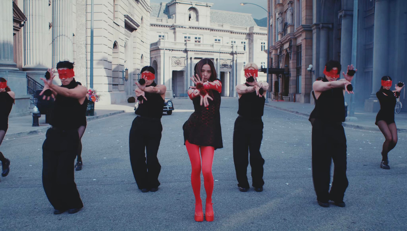 Jisoo thay 10 bộ trang phục trong MV từ các nhà mốt cao cấp.