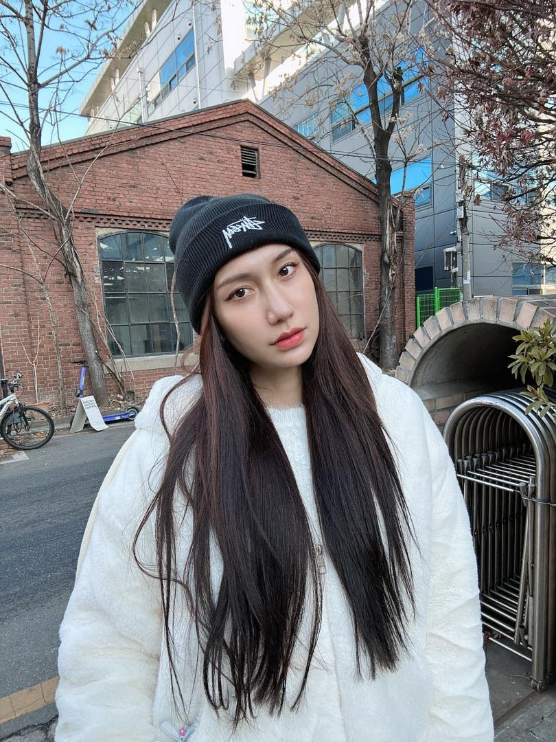 Lynk Lee chọn Hàn Quốc là điểm đến đầu trong năm 2023. Năm qua, Lynk Lee ở Hàn Quốc 4 tháng để phẫu thuật sửa giọng. Ca sĩ nói mất từ 6 tháng đến 1 năm thanh quản của cô mới ổn định.