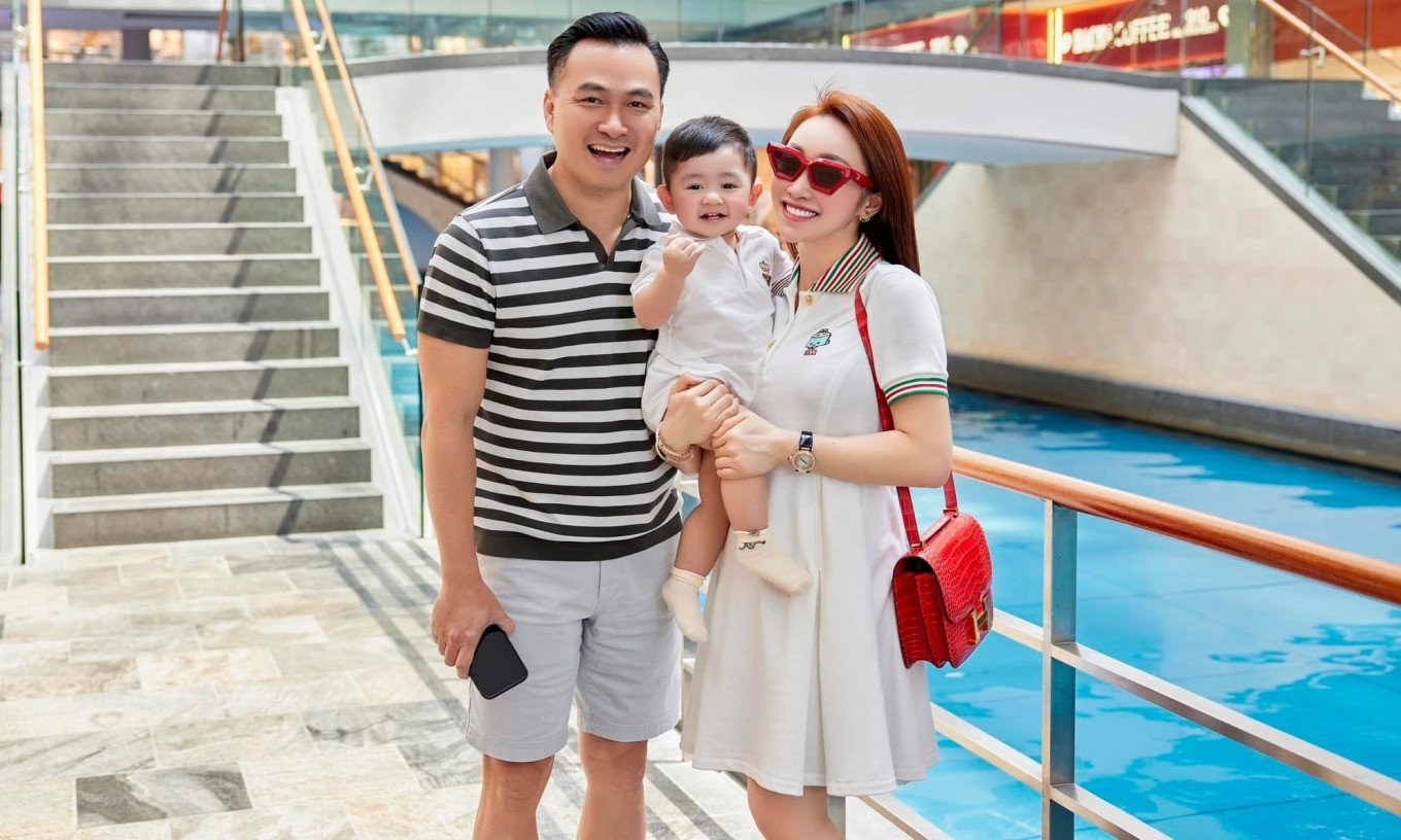 Vợ chồng Chi Bảo - Lý Thùy Trang đưa con trai Zorba Gia Khang đi thăm thú nhiều địa điểm du lịch tại “Đảo quốc Sư Tử” Singapore.