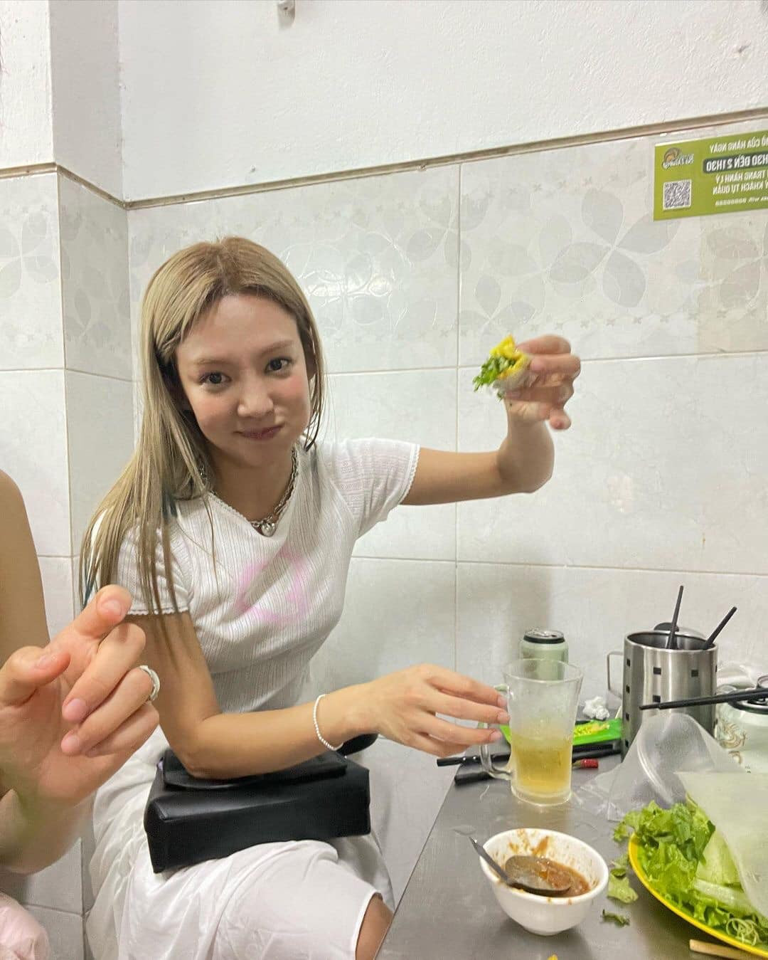 Ngày 17/6, cô bất ngờ xuất hiện tại quán bánh xèo nổi tiếng ở Đà Nẵng hôm 17/6. Nữ thần tượng “lên đồ” đơn giản, đi dép xỏ ngón thoải mái. Không chỉ vậy, Hyoyeon còn chia sẻ hình ảnh ngắm buổi trình diễn pháo hoa trong khuôn khổ Lễ hội pháo hoa quốc tế Đà Nẵng.