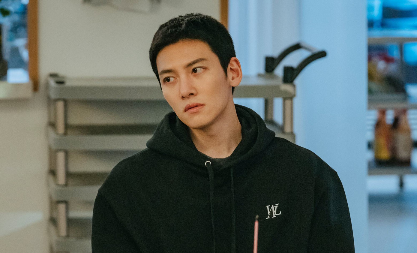 Từng là nghệ sĩ sân khấu nhạc kịch, Ji Chang Wook trở thành diễn viên màn bạc khi mới ngoài 20 tuổi và lần đầu nổi lên khi đóng bộ phim Cười lên Donghae năm 2010. Từ đây, anh bứt phá thành sao hạng A với nhiều tác phẩm hot, được yêu mến ở nhiều quốc gia châu Á, đặc biệt là Hoàng hậu Ki, Healer (Cứu thế). Nam diễn viên sinh năm 1987 đóng đa dạng thể loại vai, từ hành động như Mật danh K2 đến phim hài, tình cảm Cửa hàng tiện lợi Saet Byul… Gần đây, Ji Chang Wook bước vào kỷ nguyên phim của các nền tảng trực tuyến khi tham gia loạt phim The Sound of Magic của Netflix và sắp tới là phim kinh dị The Worst of Evil do Disney+ sản xuất.