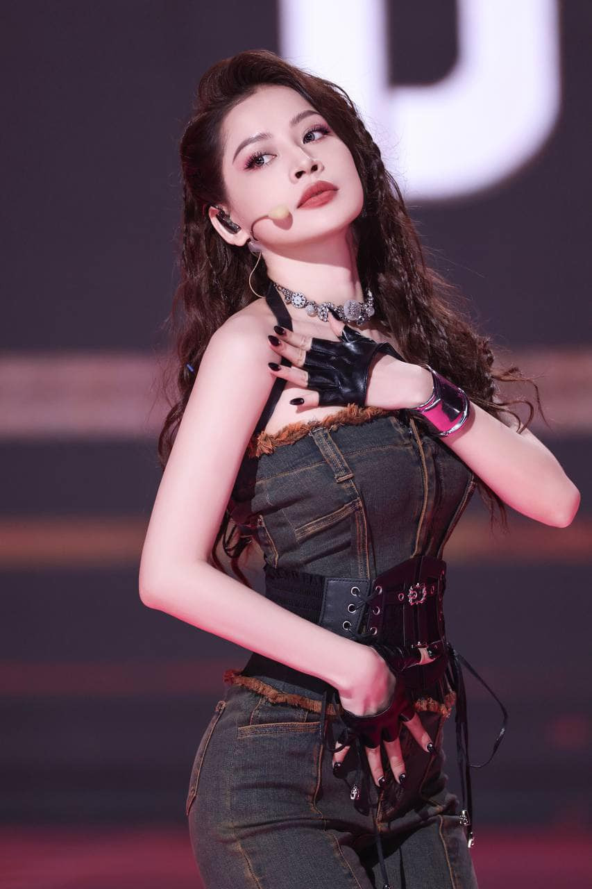 Chi Pu trở lại cùng đội với Ella kể từ sân khấu See tình, kết hợp thêm Mạnh Giai thể hiện bài Shut up and dance tại công diễn 4. Cô gây chú ý vì đứng ở vị trí trung tâm. Màn trình diễn sôi động giúp đội giành điểm cao nhất từ trường quay với 839 điểm, giúp Chi Pu lội ngược dòng ngoạn mục về thứ hạng.