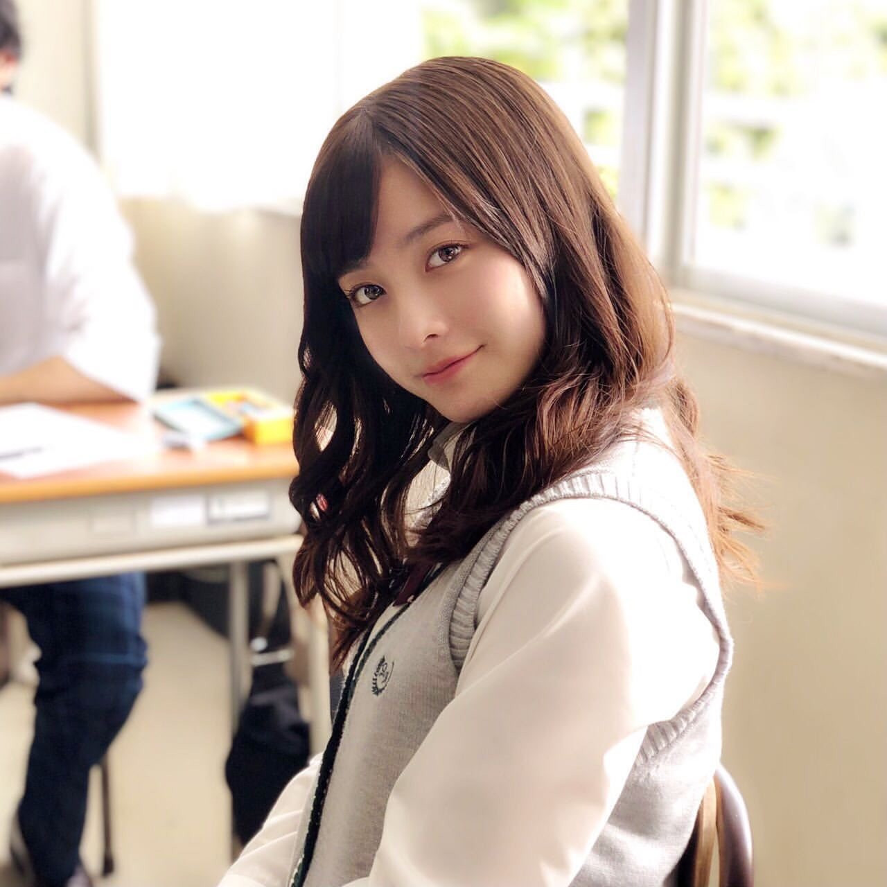 Hashimoto Kanna hướng tới hình tượng trẻ trung, năng động nhưng không kém phần quyến rũ. Nữ diễn viên không quá cầu kỳ trong cách ăn mặc, cô chuộng thiết kế thoải mái, tôn dáng tạo vẻ mềm mại, nữ tính.