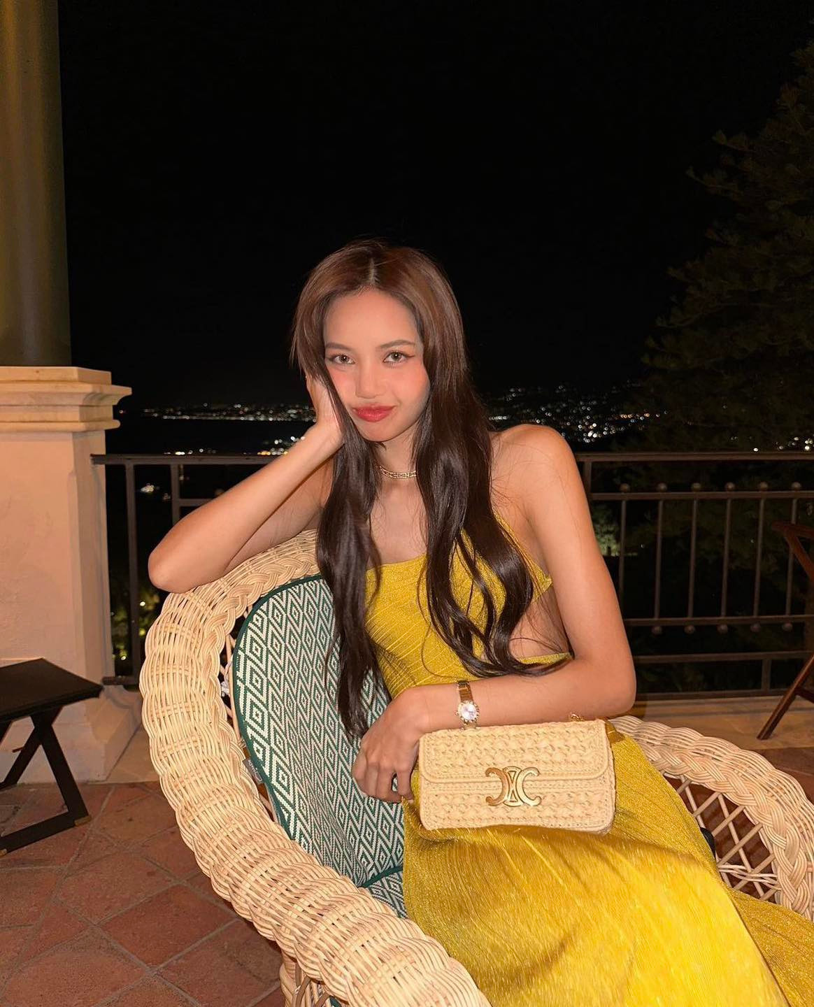 Từ những hình ảnh gần đây, fan soi ra nữ thần tượng đã có chuyến đi nghỉ dưỡng cùng với gia đình bạn trai. Nhiều khán giả nhận xét Lisa ngày càng trở nên gợi cảm, táo bạo hơn khi có tình yêu đến. Từ những hình ảnh gần đây, fan soi ra nữ thần tượng đã có chuyến đi nghỉ dưỡng cùng với gia đình bạn trai. Nhiều khán giả nhận xét Lisa ngày càng trở nên gợi cảm, táo bạo hơn khi có tình yêu đến.