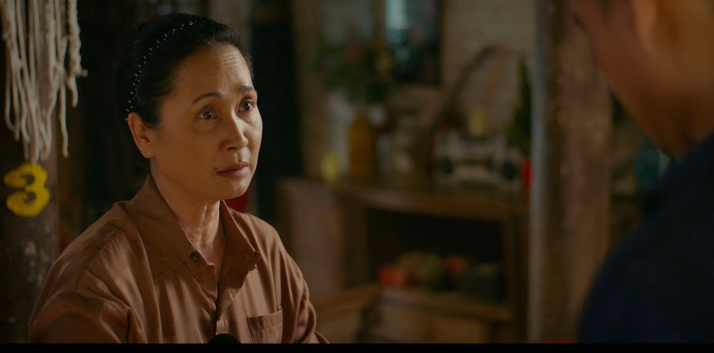 Bà Cúc nhận được tin con trai thứ mắc nợ tiền tỷ. Ảnh: CMH.