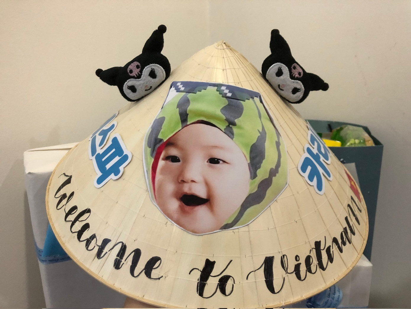 Một thành viên khác của aesspa là Karina gây sốt với tấm hình tạo dáng cùng nón lá. Đây là món quà do fanpage của nữ thần tượng sinh năm 2000 tại Việt Nam gửi tặng. Karina thích thú với đồ ăn tại Việt Nam, cô chia sẻ nhiều hình ảnh về hoa quả và bất ngờ khi lần đầu ăn quả roi.