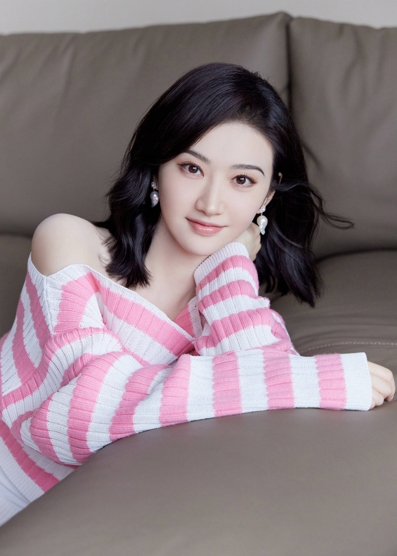 Biệt hiệu “thuốc độc phòng vé” cũng được gán cho Cảnh Điềm vì cô đóng phim nào, “xịt” phim đó. Năm 2011, mỹ nhân đóng chính phim Chiến quốc. Số tiền vốn phim bỏ ra là 1,5 tỷ NDT (218 triệu USD) nhưng chỉ thu về gần 84 triệu NDT (12,1 triệu USD). Bộ phim Thần Bài Macau ra mắt vào Tết Nguyên Đán năm 2014, Cảnh Điềm hợp tác cùng Châu Nhuận Phát, Tạ Đình Phong, nhưng chỉ thu về 540 triệu NDT (78 triệu USD) – con số đáng thất vọng khi chiếu đúng dịp lễ Tết. Biệt hiệu “thuốc độc phòng vé” cũng được gán cho Cảnh Điềm vì cô đóng phim nào, “xịt” phim đó. Năm 2011, mỹ nhân đóng chính phim Chiến quốc. Số tiền vốn phim bỏ ra là 1,5 tỷ NDT (218 triệu USD) nhưng chỉ thu về gần 84 triệu NDT (12,1 triệu USD). Bộ phim Thần Bài Macau ra mắt vào Tết Nguyên Đán năm 2014, Cảnh Điềm hợp tác cùng Châu Nhuận Phát, Tạ Đình Phong, nhưng chỉ thu về 540 triệu NDT (78 triệu USD) – con số đáng thất vọng khi chiếu đúng dịp lễ Tết.