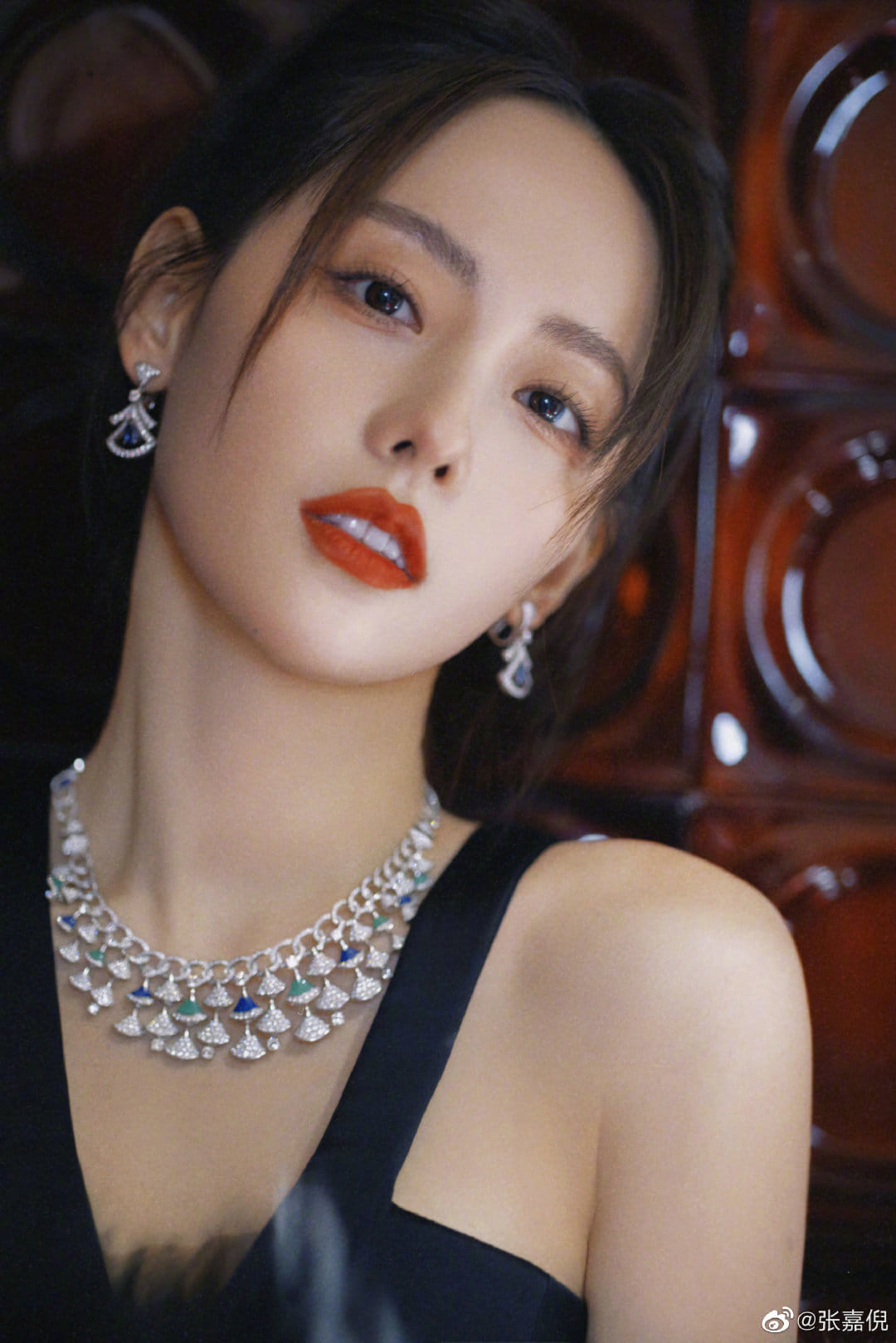 Không chỉ được chú ý về nhan sắc, Trương Gia Nghê ghi điểm khi cổ vũ Ngô Thiến, giúp đồng nghiệp cởi mở hơn khi trải qua thời gian biến cố bị chồng phản bội. Trước khi Ngô Thiến biểu diễn không tránh khỏi căng thẳng, cô nói: “Nếu em có hát lệch nhịp hãy cổ vũ cho em nhé”, Trương Gia Nghê ngồi cạnh động viên và ôm đàn em: “Điều đó là đương nhiên, không sao đâu. Cố lên bảo bối”.