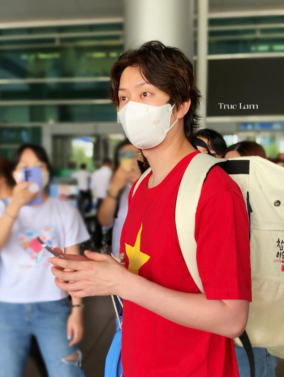 Kim Heechul - thành viên Super Junior bất ngờ có mặt tại sân bay Tân Sơn Nhất (TPHCM) chiều 13/6. Ảnh: Truc Lam.