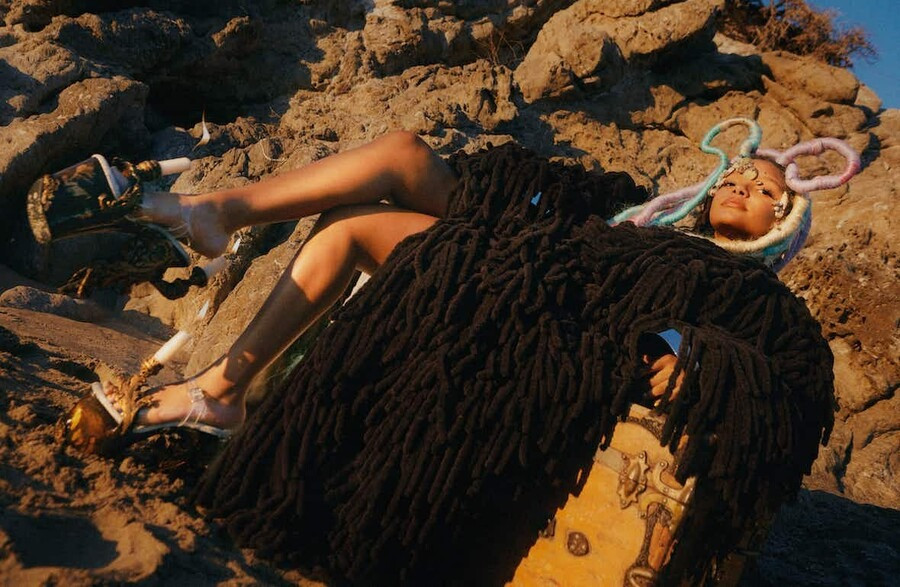 Nữ diễn viên kể suốt quá trình quay, cô thức dậy lúc 5h sáng để luyện tập thể dục, kết hợp cùng diễn viên đóng thế. Cô có nhiều vết bầm tím ở xương sườn sau quá trình dùng dây đai treo người. “Tôi không có quá nhiều cảnh lặn nhưng điều này đã khai phá đam mê bơi lội của tôi”, Halle Bailey nói.