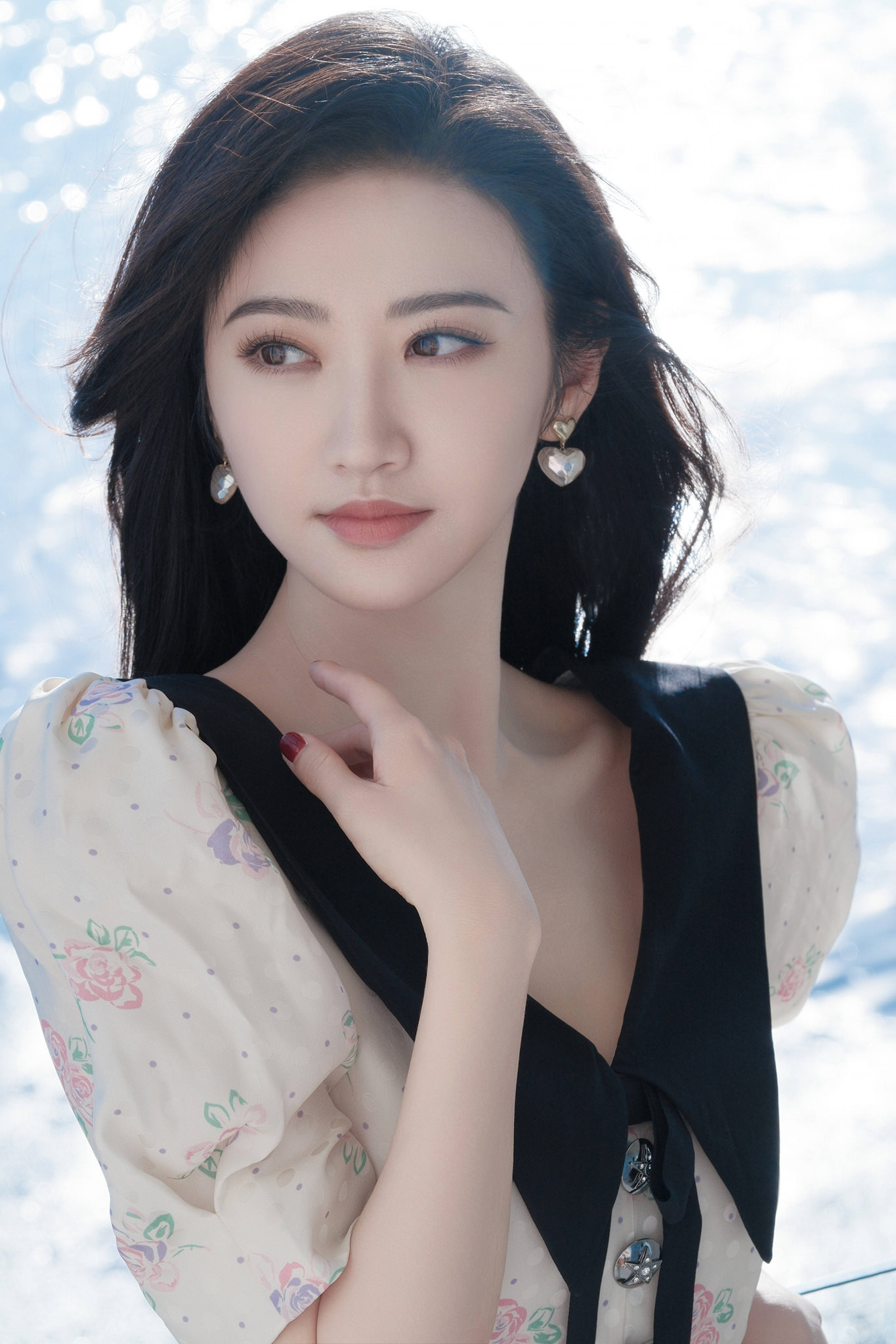 Nghi vấn bị người yêu cũ phát tán hình nóng, Cảnh Điềm giữ im lặng. Scandal lớn nhất mà nữ diễn viên gặp phải xảy ra giữa năm 2022, khi cô bị Cục giám sát thị trường thành phố Quảng Châu, Quảng Đông, Trung Quốc chỉ đích danh quảng cáo sản phẩm kém chất lượng, yêu cầu nộp 7,2 triệu NDT (hơn 1 triệu USD). Ngay sau đó, Cảnh Điềm đã nộp phạt đầy đủ, đồng thời nhận lỗi lầm, cam kết cẩn trọng tránh xảy ra sai phạm tương tự, theo Paper.