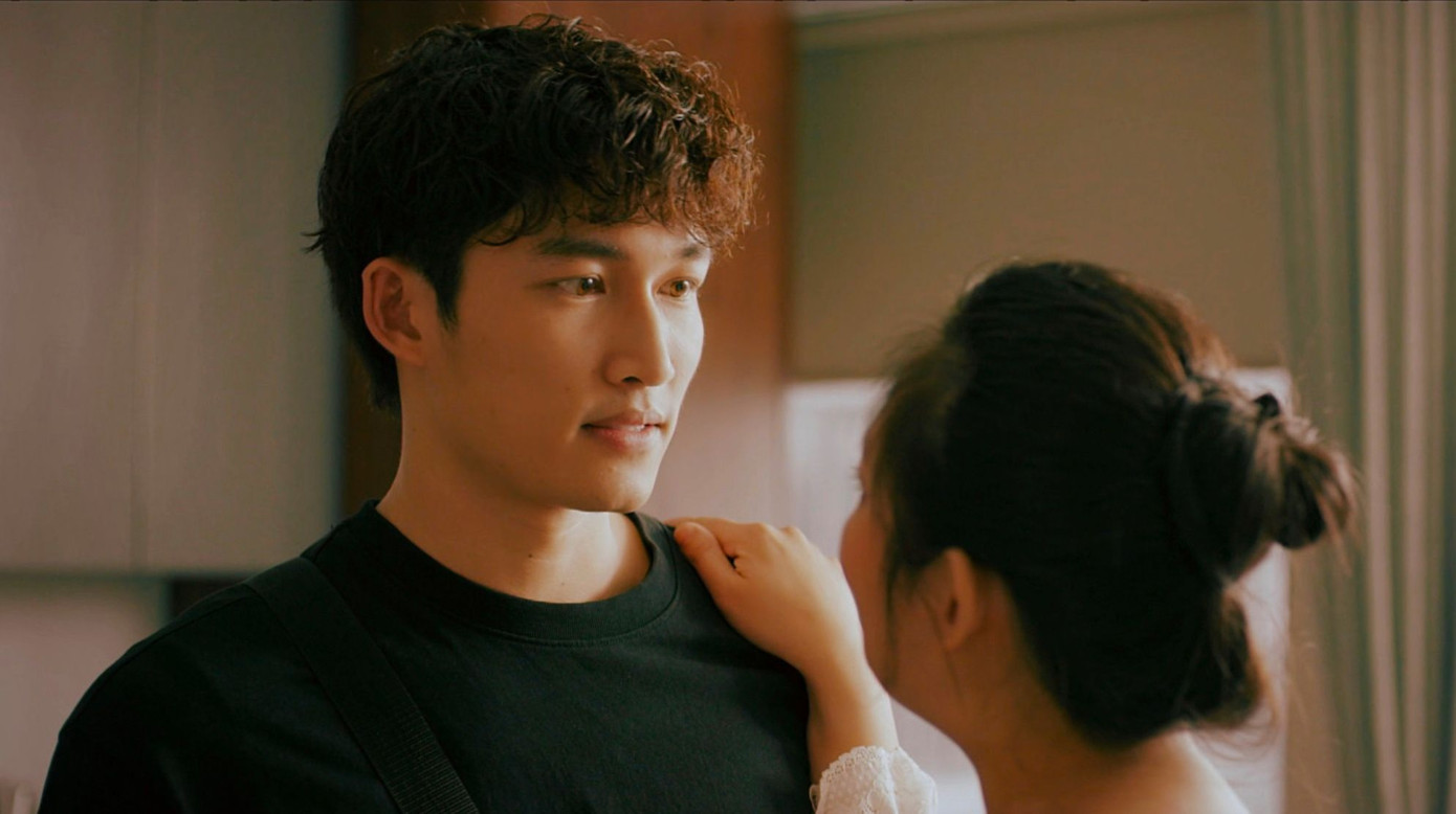 Nữ diễn viên trao đổi kỹ với Đình Tú trước mỗi cảnh quay. Nữ diễn viên trao đổi kỹ với Đình Tú trước mỗi cảnh quay.