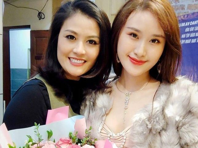 Diễn viên Hoa Thúy và con gái Thiên Nga.