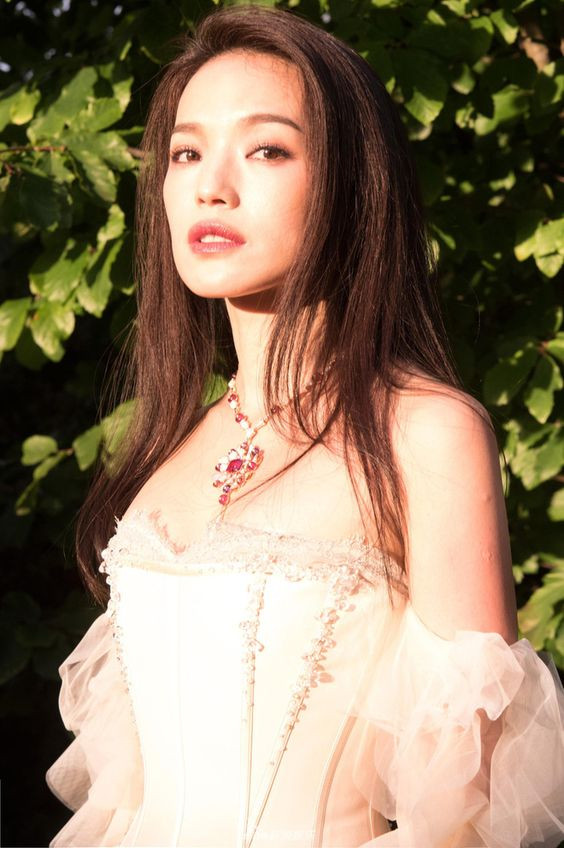 "Những vết sưng tấy trên mặt sẽ ảnh hưởng lớn đến diễn xuất. Trạng thái không tốt của tôi sẽ phá hủy nhân vật. Đối với người có yêu cầu cao với bản thân như tôi, tôi không chấp nhận được điều đó. Vì vậy, tôi thà ngừng diễn hơn là để hệ miễn dịch yếu kém hủy hoại danh tiếng của mình", Thư Kỳ chia sẻ. "Những vết sưng tấy trên mặt sẽ ảnh hưởng lớn đến diễn xuất. Trạng thái không tốt của tôi sẽ phá hủy nhân vật. Đối với người có yêu cầu cao với bản thân như tôi, tôi không chấp nhận được điều đó. Vì vậy, tôi thà ngừng diễn hơn là để hệ miễn dịch yếu kém hủy hoại danh tiếng của mình", Thư Kỳ chia sẻ.