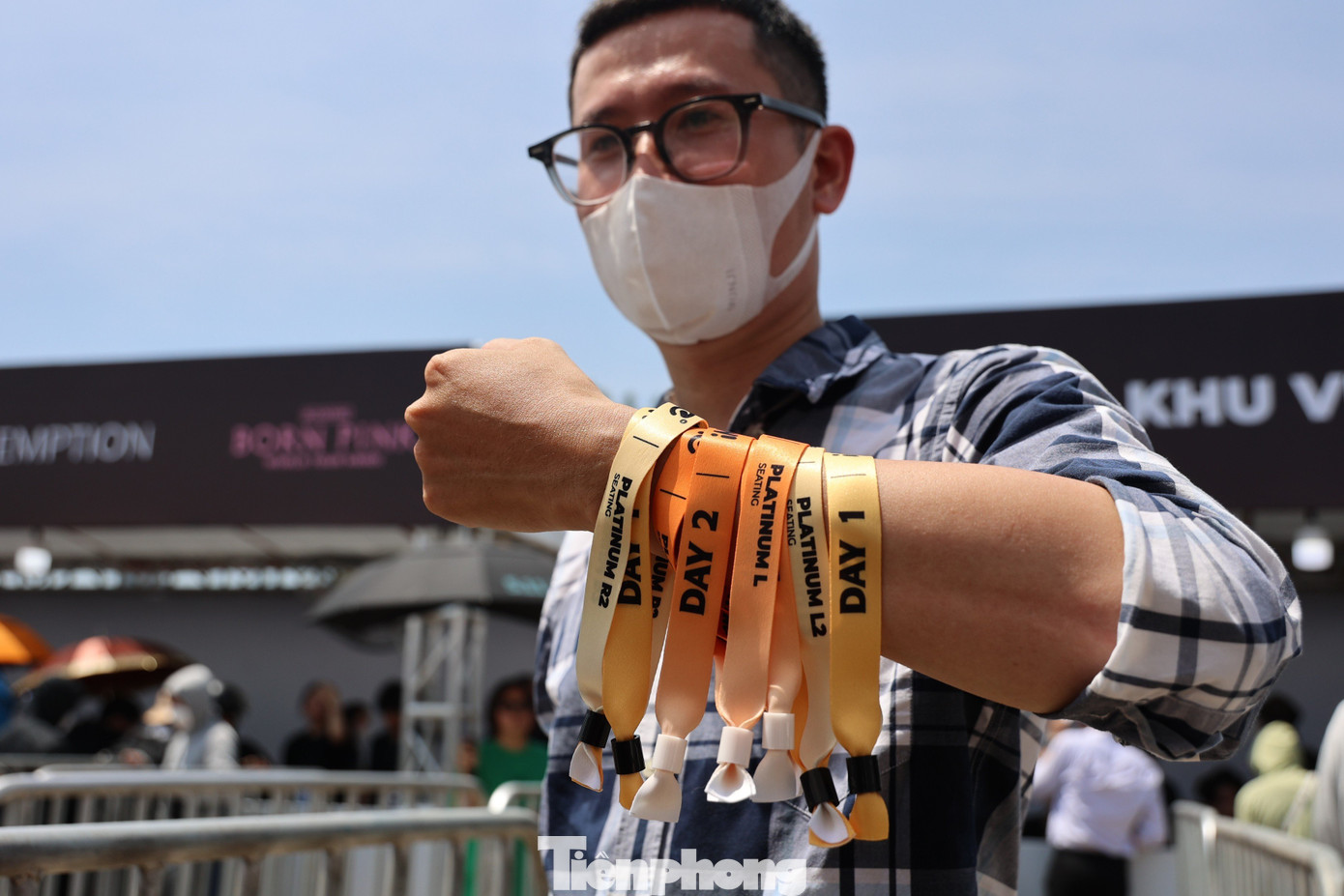 Anh Tuấn Mạnh mua được 8 vé cho hai vợ chồng và người thân. Anh xếp hàng lúc 9h sáng nay cùng với bạn, mãi hơn 10h40 mới lấy được vòng. Ảnh: Như Ý.