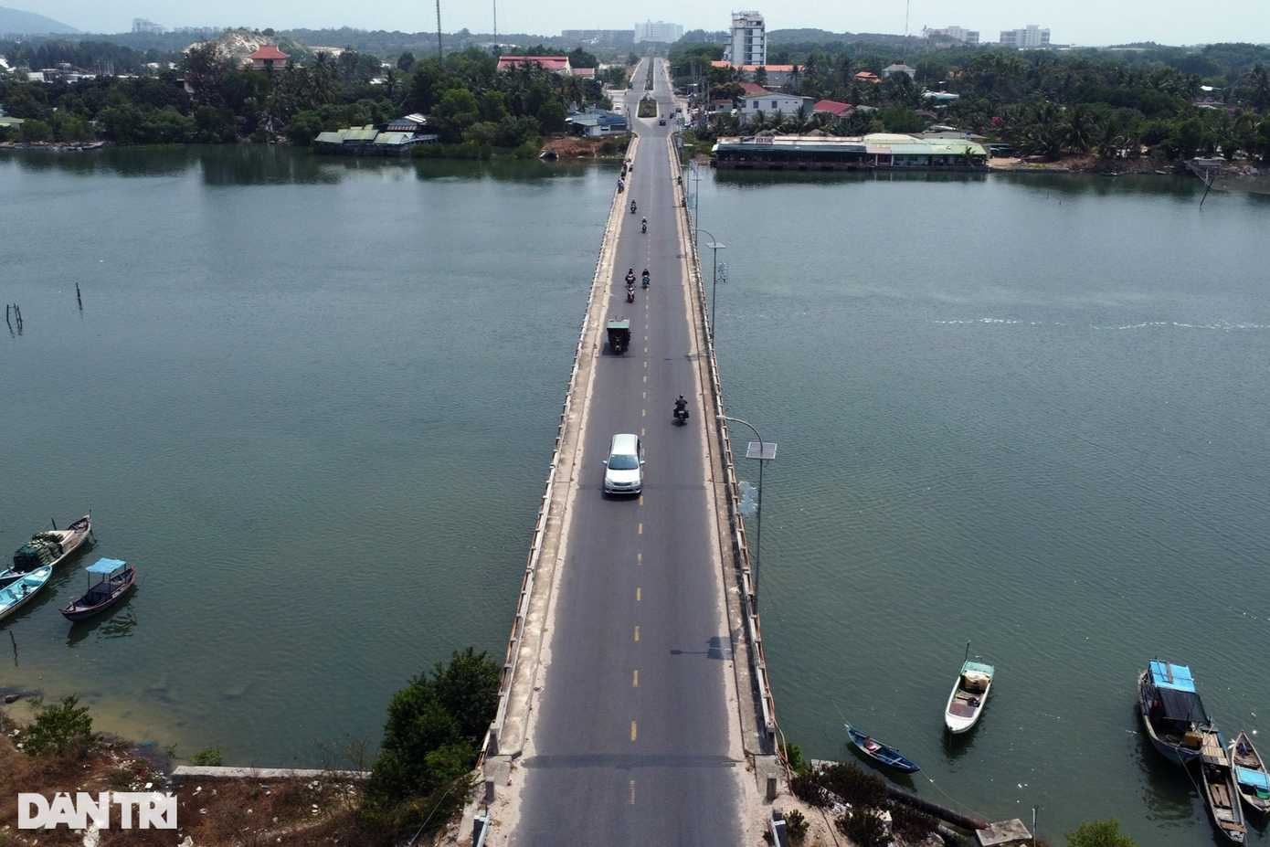 Cầu Cam Hải được xây dựng cách đây gần 20 năm với chỉ 2 làn xe, hiện nay đã xuống cấp. Cầu Cam Hải được xây dựng cách đây gần 20 năm với chỉ 2 làn xe, hiện nay đã xuống cấp.