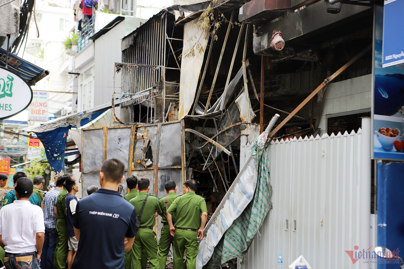 Tuy nhiên, lửa bùng phát mạnh khiến 3 ông cháu tử vong trong nhà, nhiều tài sản bị thiêu rụi. Nhiều nạn nhân được cứu ra ngoài trong tình trạng hoảng loạn.