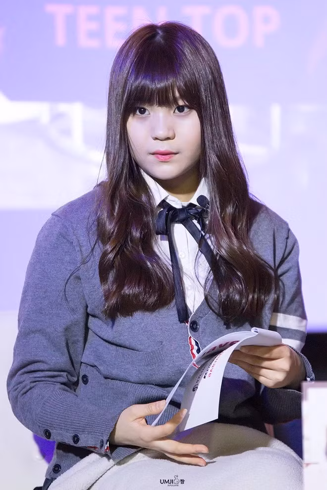 Những năm đầu hoạt động trong nhóm nhạc G-Friend, Umji gặp khó khăn khi thường xuyên bị khán giả chê bai ngoại hình, gọi cô là “lỗ hổng visual” thậm chí cho rằng cô không nên được ra mắt. Không chỉ vậy, cô còn bị đặt biệt danh "idol Kpop xấu nhất lịch sử". Những lời chỉ trích nặng nề, nữ thần tượng sinh năm 1998 tự ti, luôn nấp sau lưng người khác. Những năm đầu hoạt động trong nhóm nhạc G-Friend, Umji gặp khó khăn khi thường xuyên bị khán giả chê bai ngoại hình, gọi cô là “lỗ hổng visual” thậm chí cho rằng cô không nên được ra mắt. Không chỉ vậy, cô còn bị đặt biệt danh "idol Kpop xấu nhất lịch sử". Những lời chỉ trích nặng nề, nữ thần tượng sinh năm 1998 tự ti, luôn nấp sau lưng người khác.